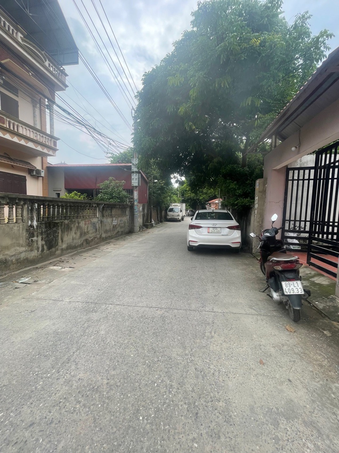 Bán nhà riêng 3 tầng, diện tích 147m², ô tô đậu, kinh doanh thuận tiện tại Lạc Đạo