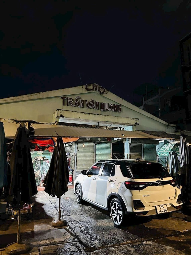 Bán nhà 3 tầng 6 phòng ngủ tại quận sầm uất giá 12 tỷ