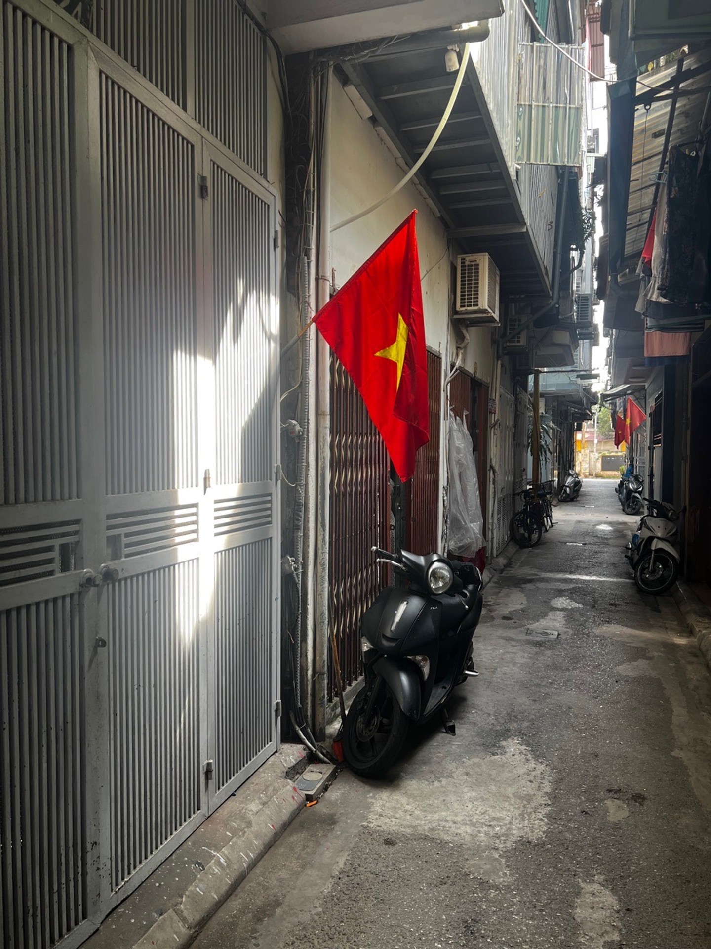 Nhà phânlô 3 tầng cũ xây chắc , ngõ rộng tại trung tâm LongBiên, giá 4.7tỷ còn thương lượng tốt 🍀