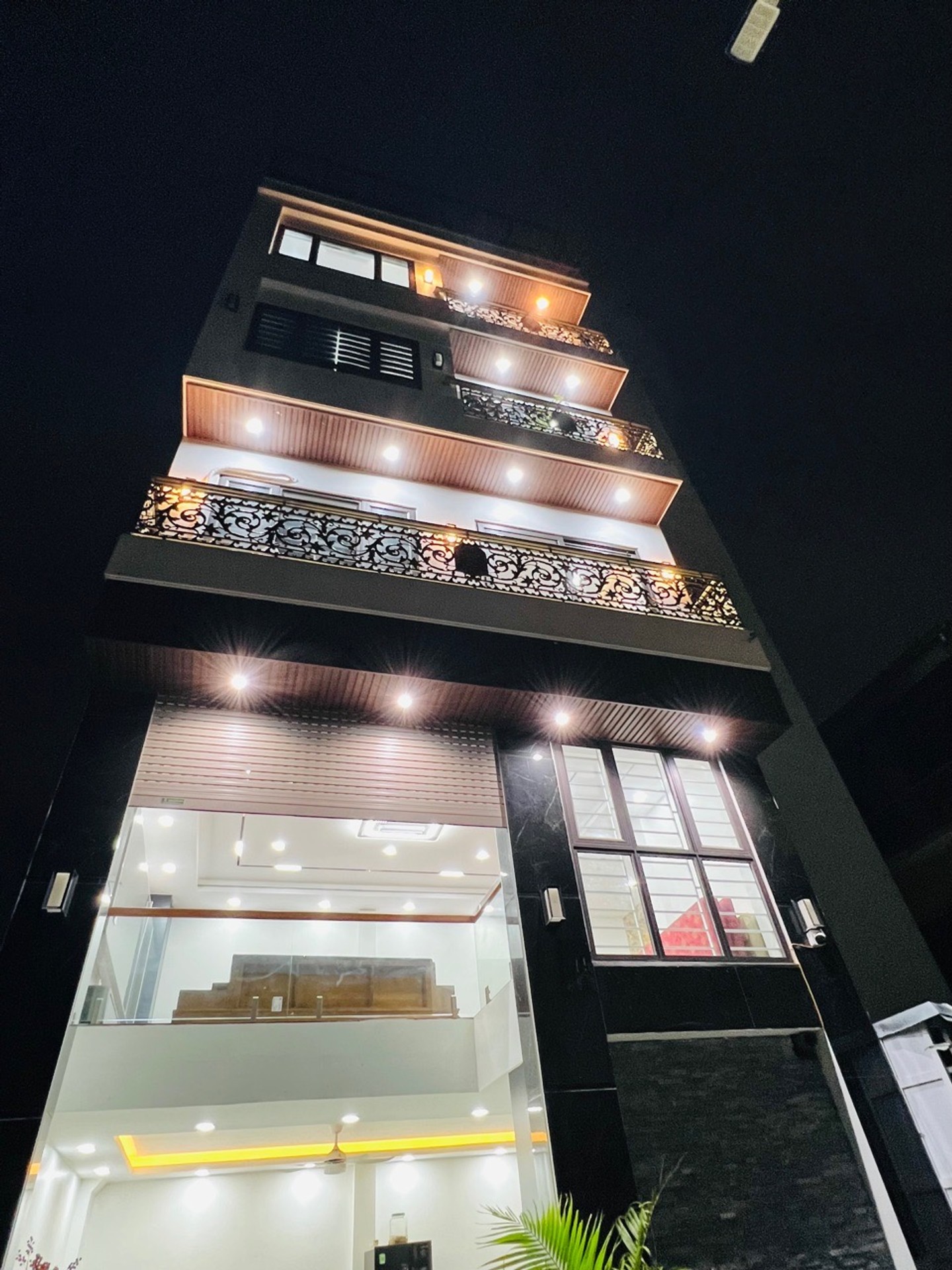 Cơ hội hiếm có: Nhà 6 tầng mặt tiền rộng, giá chưa đến 12 tỷ tại khu đô thị Linh Đàm