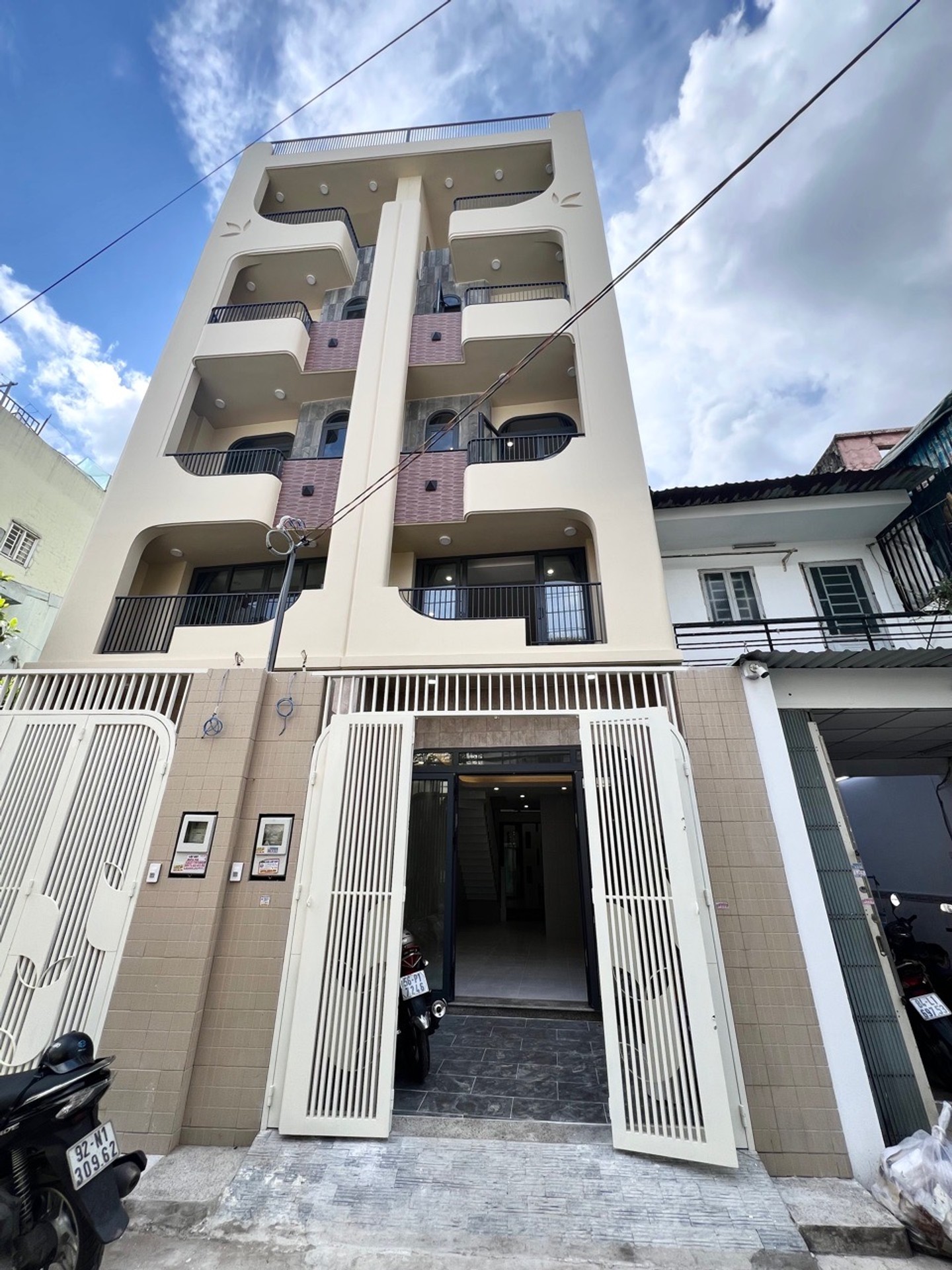 Bán Nhà Trung Tâm Tân Phú - 70M2 - 5 Tầng ( Thang Máy ) - Đường xe tải tránh - Ngang 4 Vuông Vức.