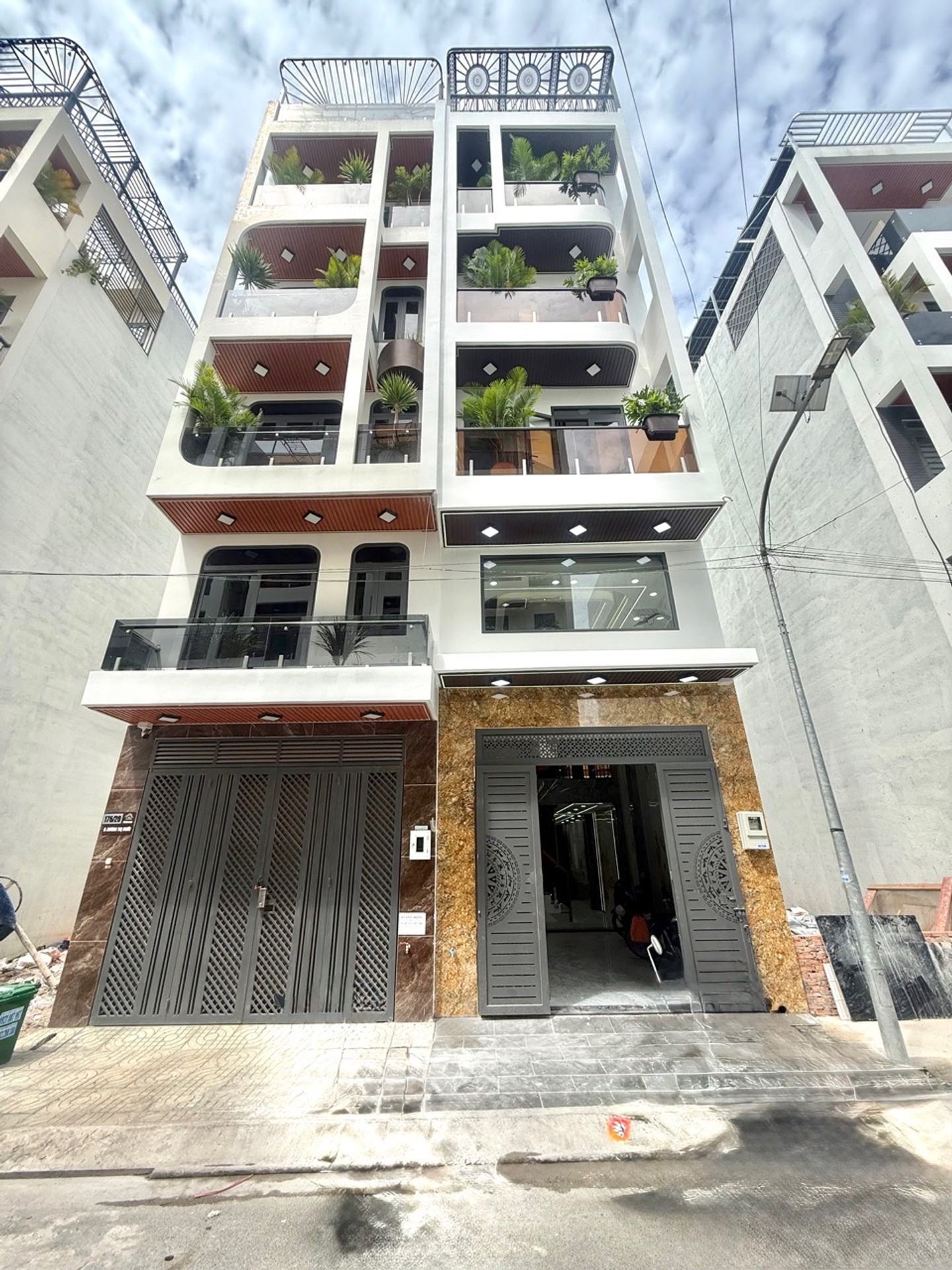 10.1 TỶ SỞ HỮU NHÀ 5 TẦNG + THANG MÁY + GARA Ô TÔ ĐƯỜNG 10M – DƯƠNG THỊ MƯỜI QUẬN 12.