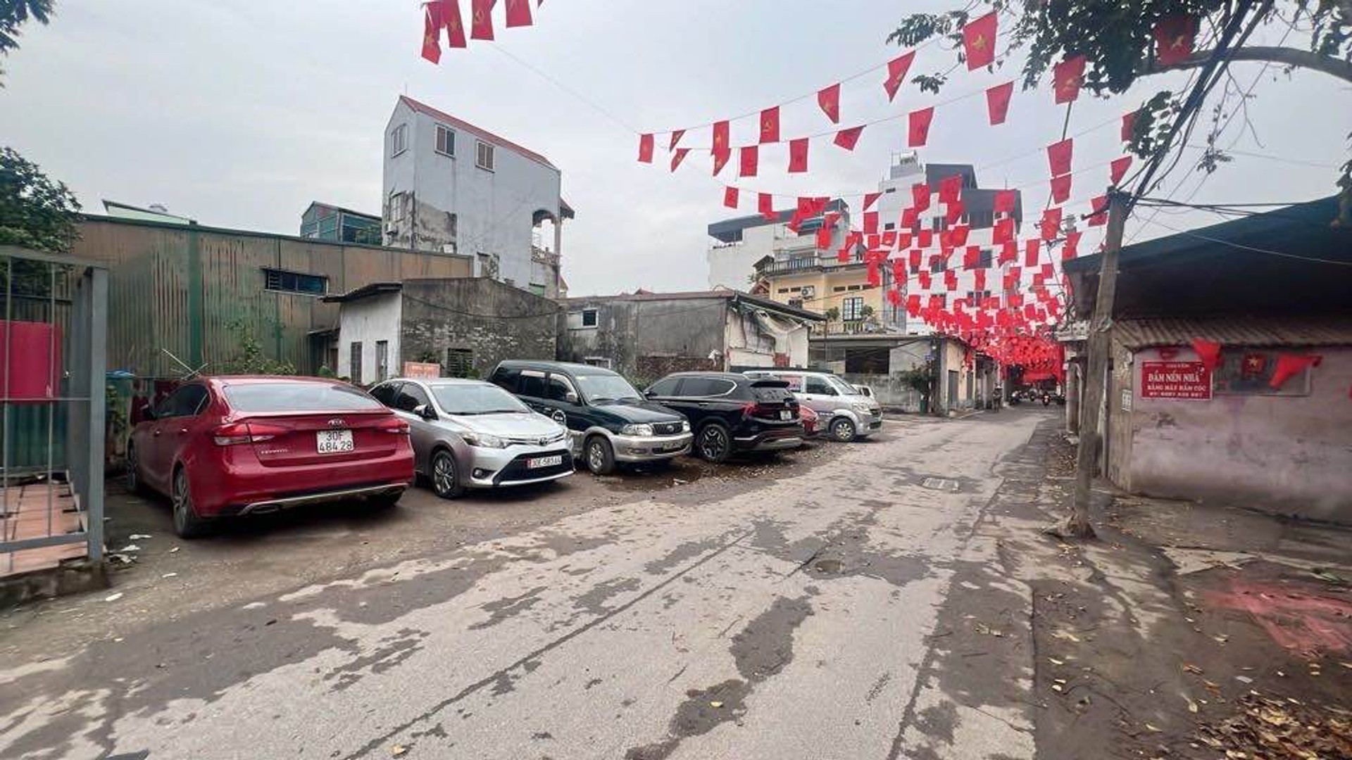Bán nhà 5 tầng mới tại Hữu Hưng, tiện ích đầy đủ, gần bãi ô tô