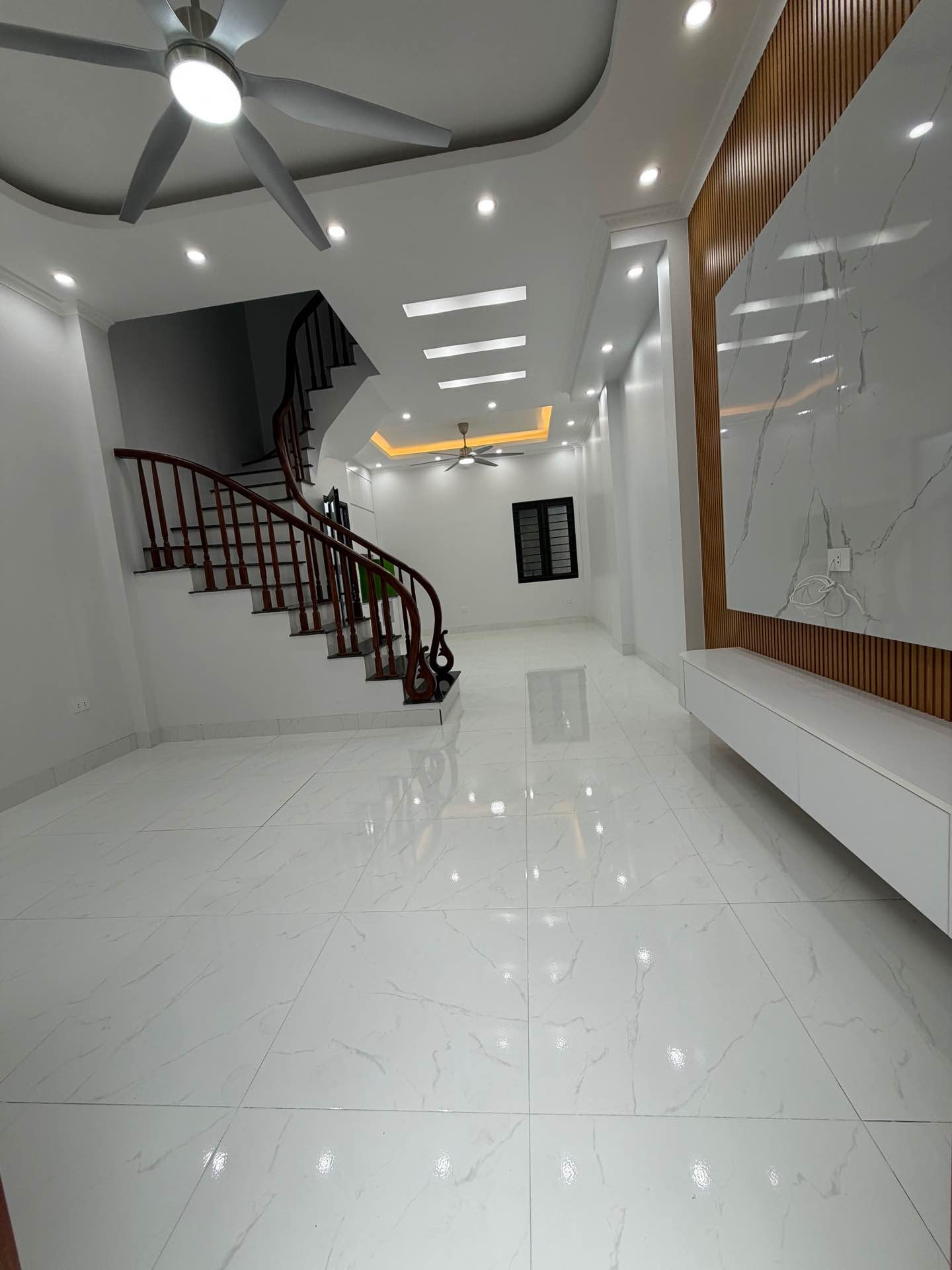 Cơ hội sở hữu nhà 5 tầng hiện đại tại xã Kim Chung với giá ưu đãi hiếm có