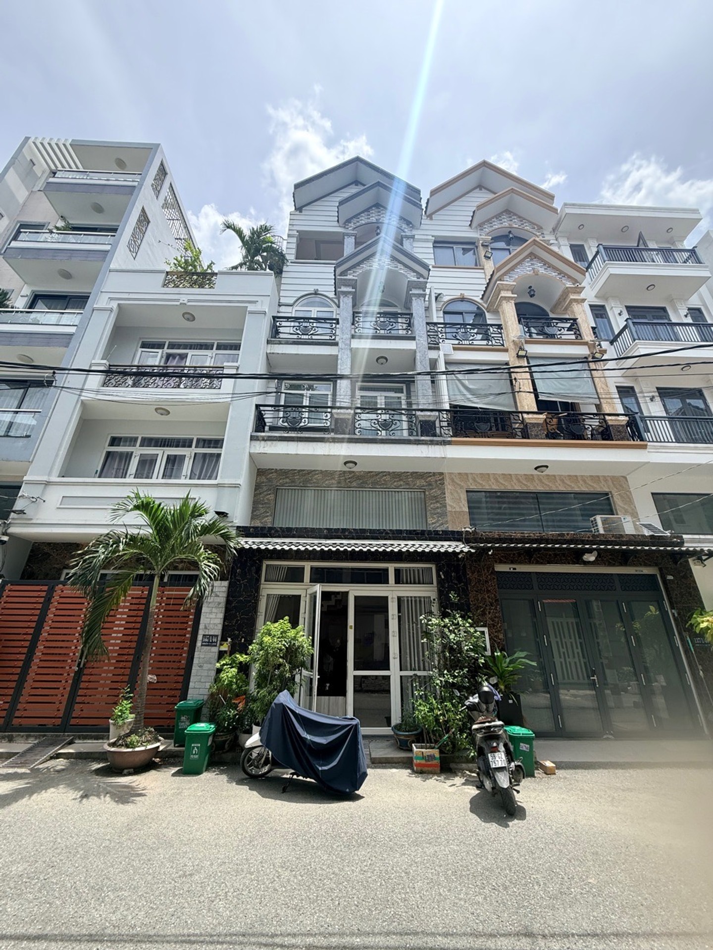 Bán nhà 5 tầng 50.4m2 hướng Tây, hẻm ô tô 8m, giá 7.8 tỷ