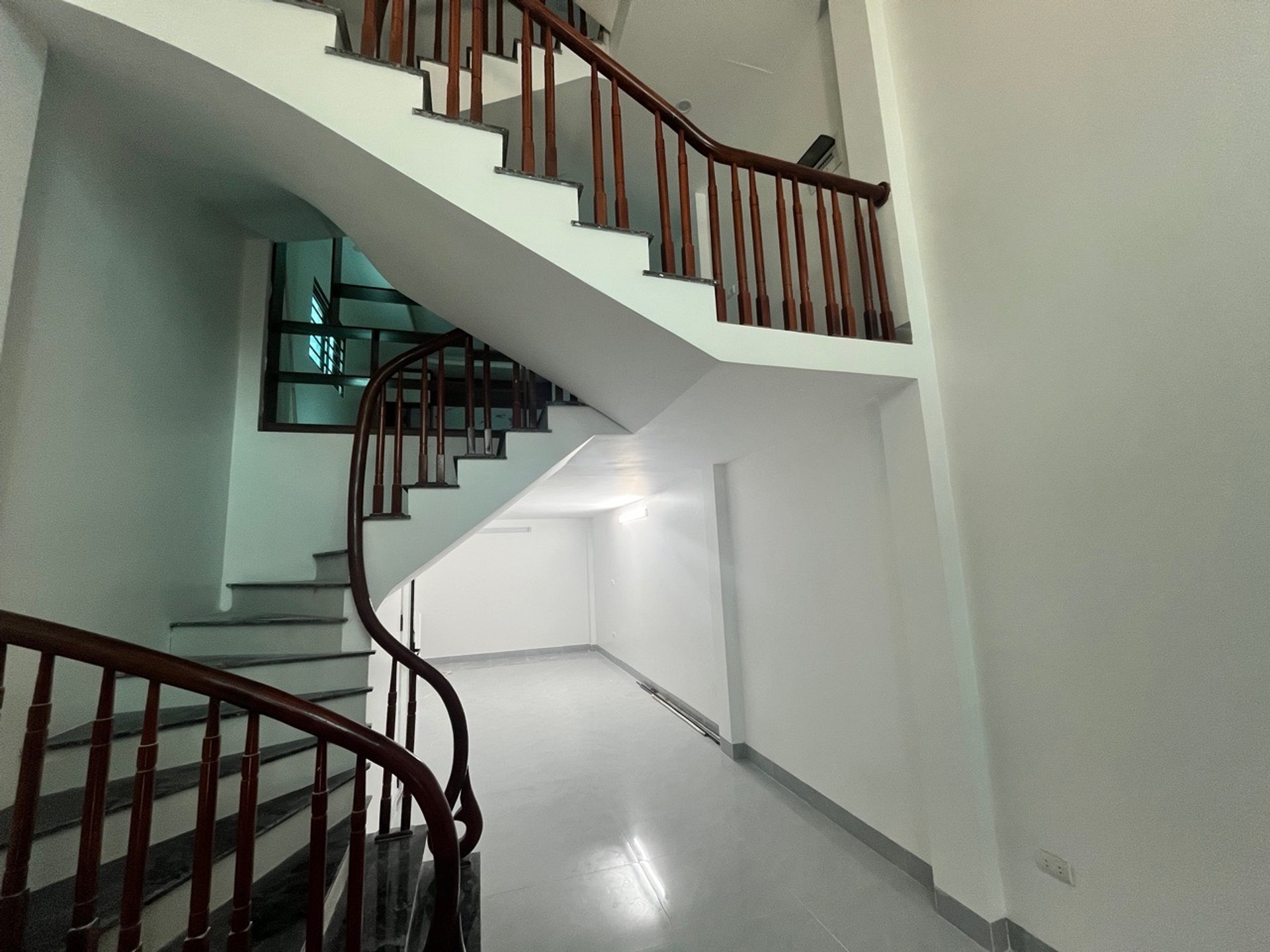 Bán nhà riêng 5 tầng lô góc tại vị trí thuận tiện, gần hồ Sen, giá 6.6 tỷ