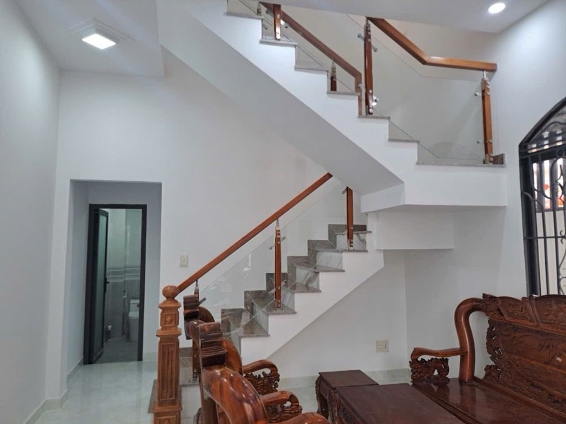 Bán nhà Hẻm xe hơi ngủ trong nhà. DT 5,5m x 25m. Đang cho thuê 18 triệu/ tháng