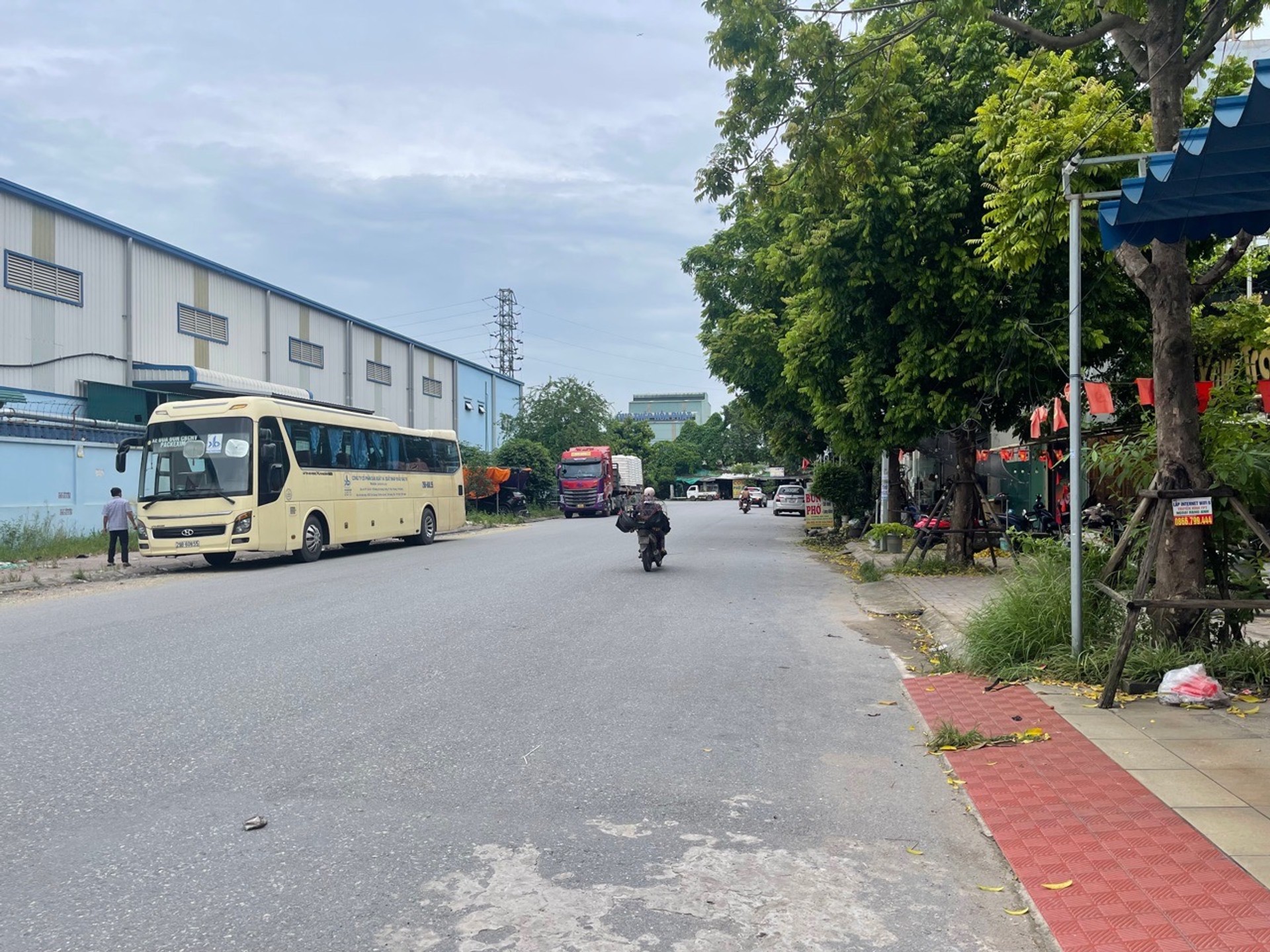 Nhà mặt phố 7 tầng thang máy thị trấn Như Quỳnh, cơ hội đầu tư vượt trội, kinh doanh, đường 3 ô tải
