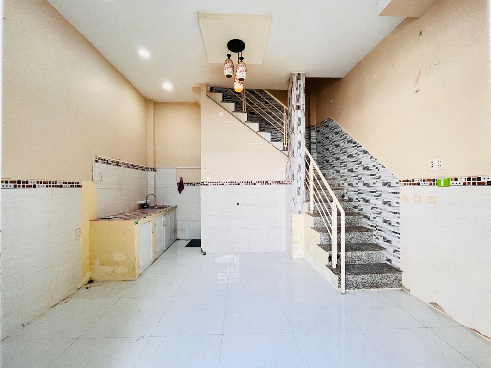 Nhà 3 Lầu Bùi Văn Ba giá 3 .35 tỷ
