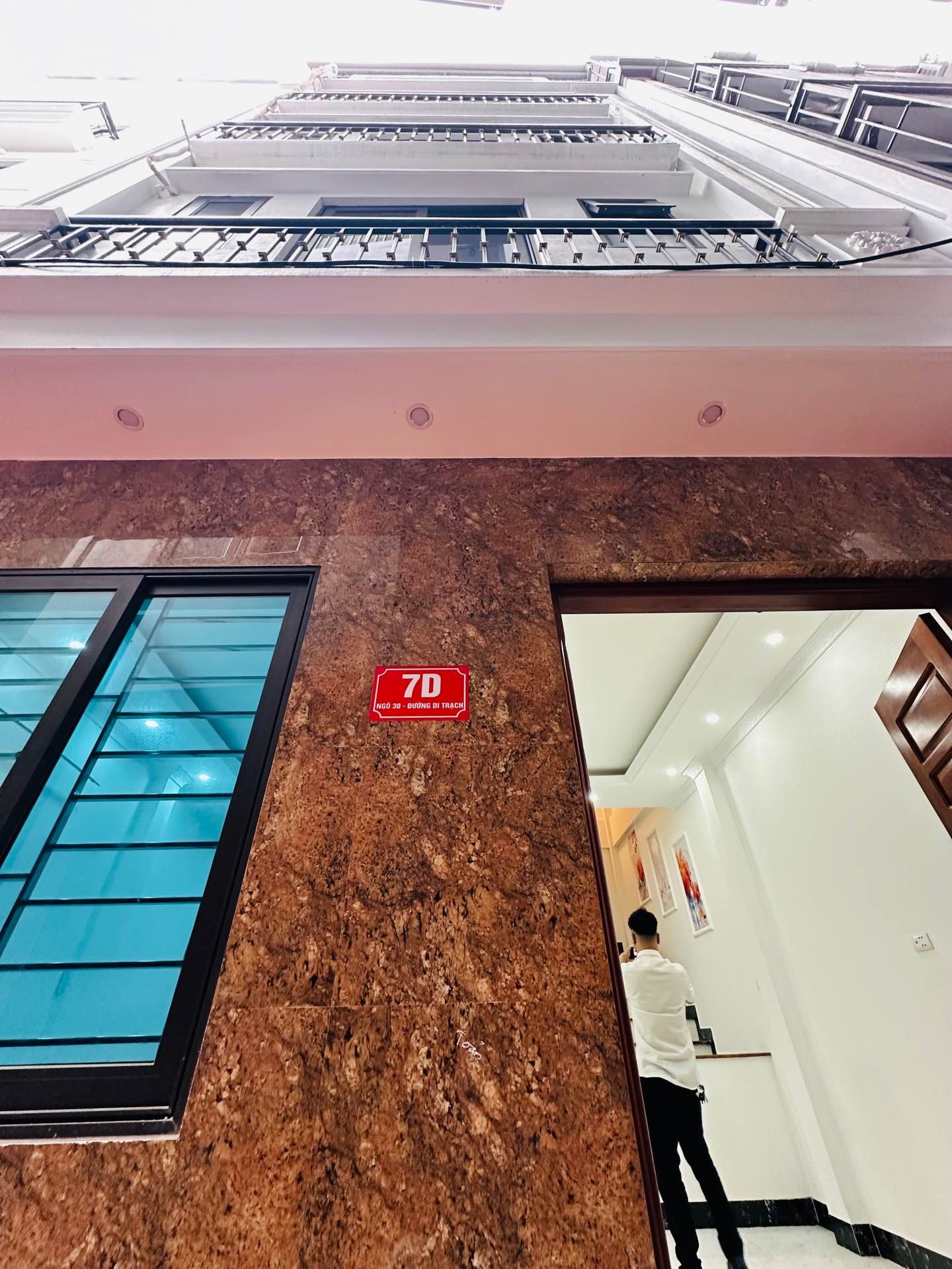 Nhà 5 tầng tại trung tâm, ô tô đỗ cửa, 6 phòng ngủ tiện nghi