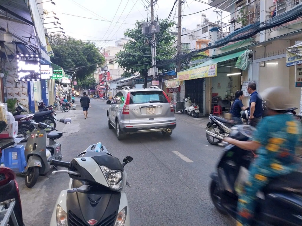 Bán nhà mặt tiền phố phường 10 Tân Bình, 3 tầng, thang máy