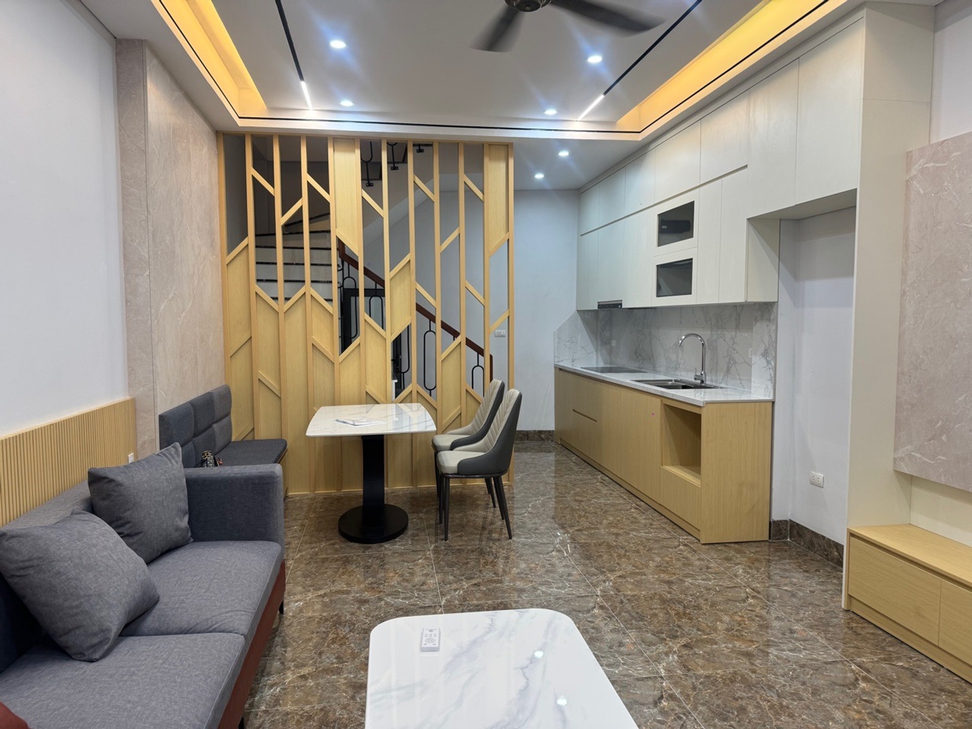 Nhà đẹp mới 5 tầng ngay trung tâm Lệ Mật, tiện nghi đầy đủ