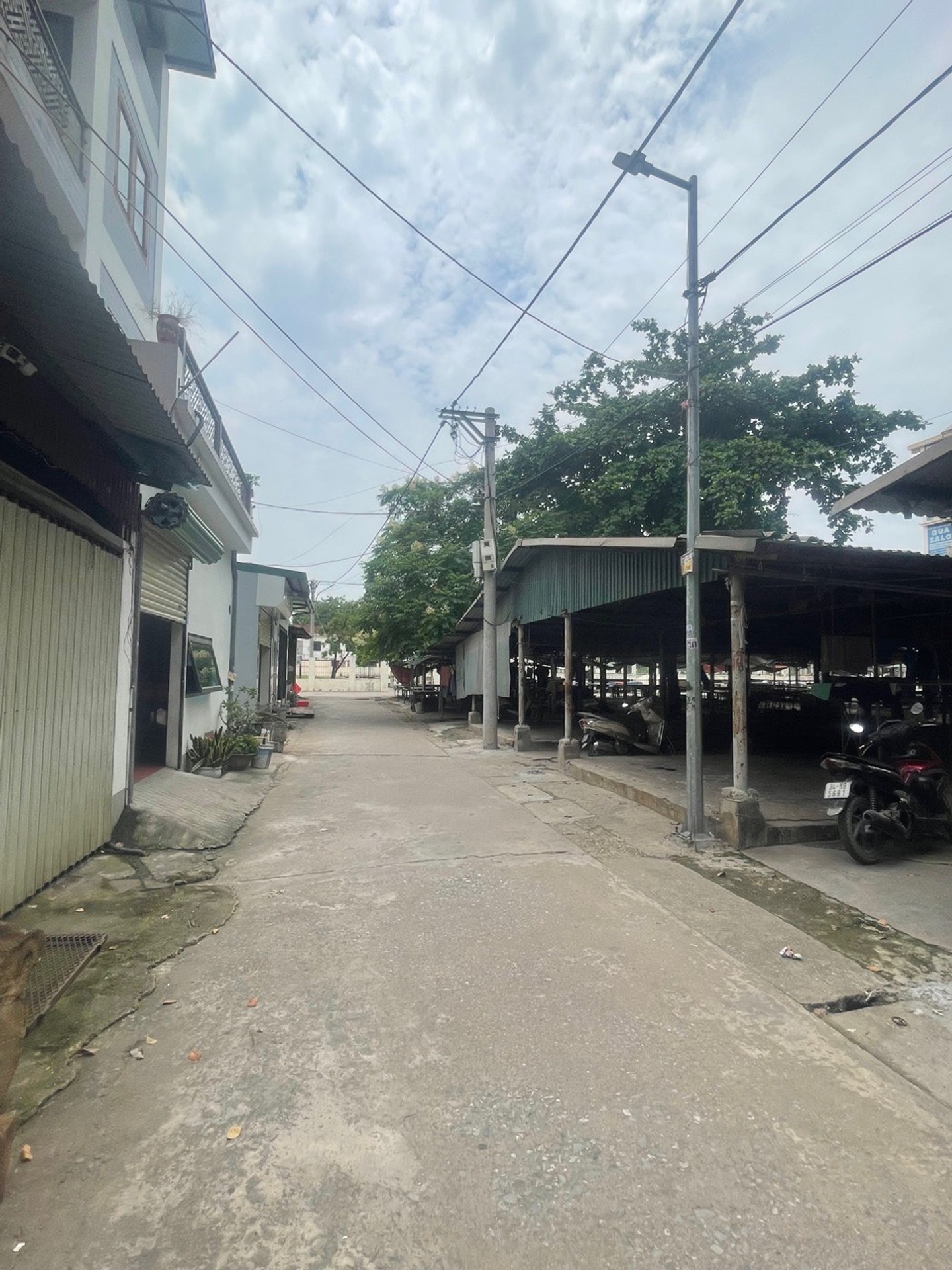 Nhà 4 tầng view chợ Chi Đông - Ô tô đỗ cửa, kinh doanh tuyệt vời