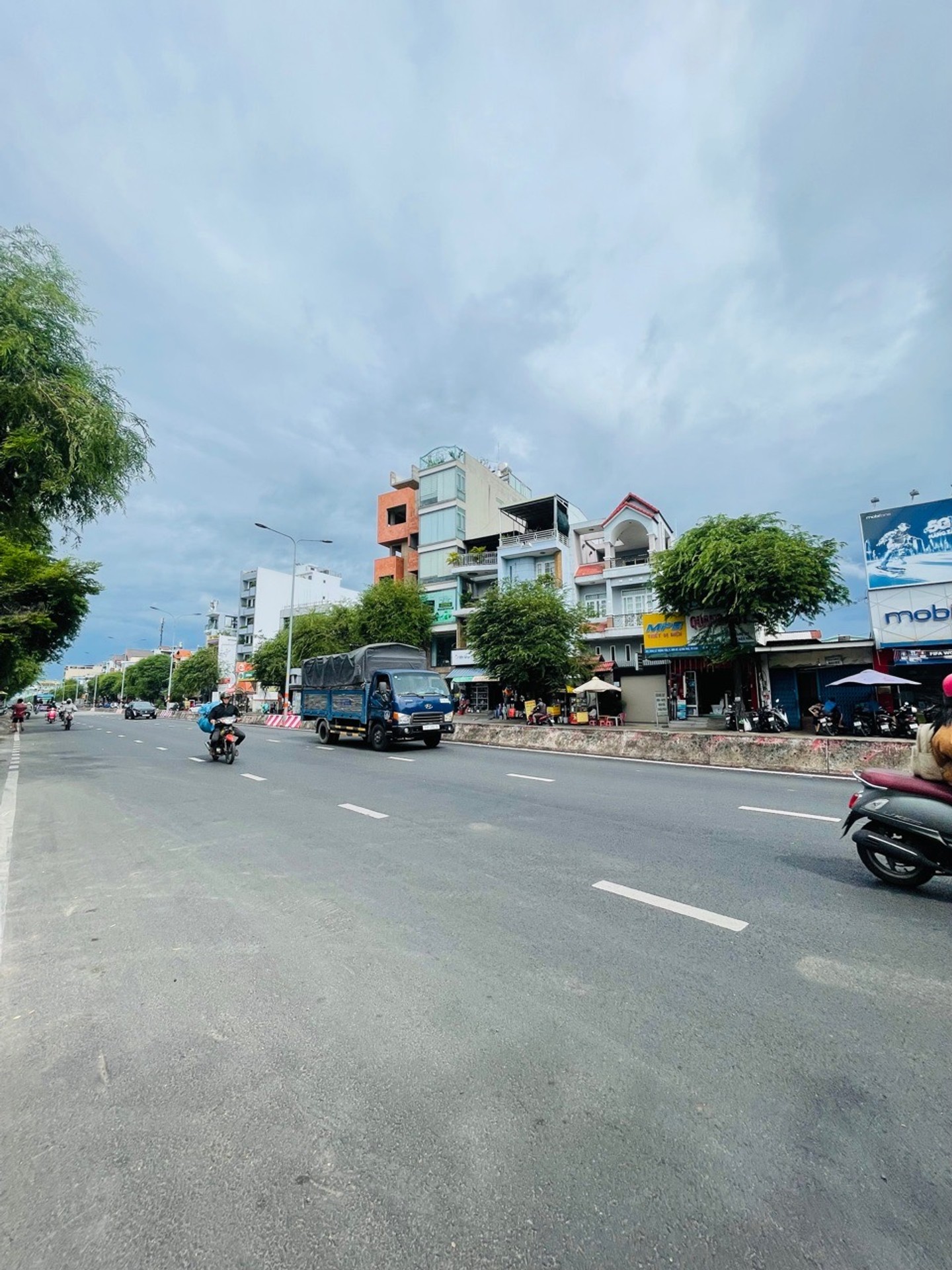 NHÀ SÂN VƯỜN HIẾM TÂN PHÚ – 360M² – NGANG KHỦNG 14M NỞ HẬU – CHƯA TỚI 100tr/m2