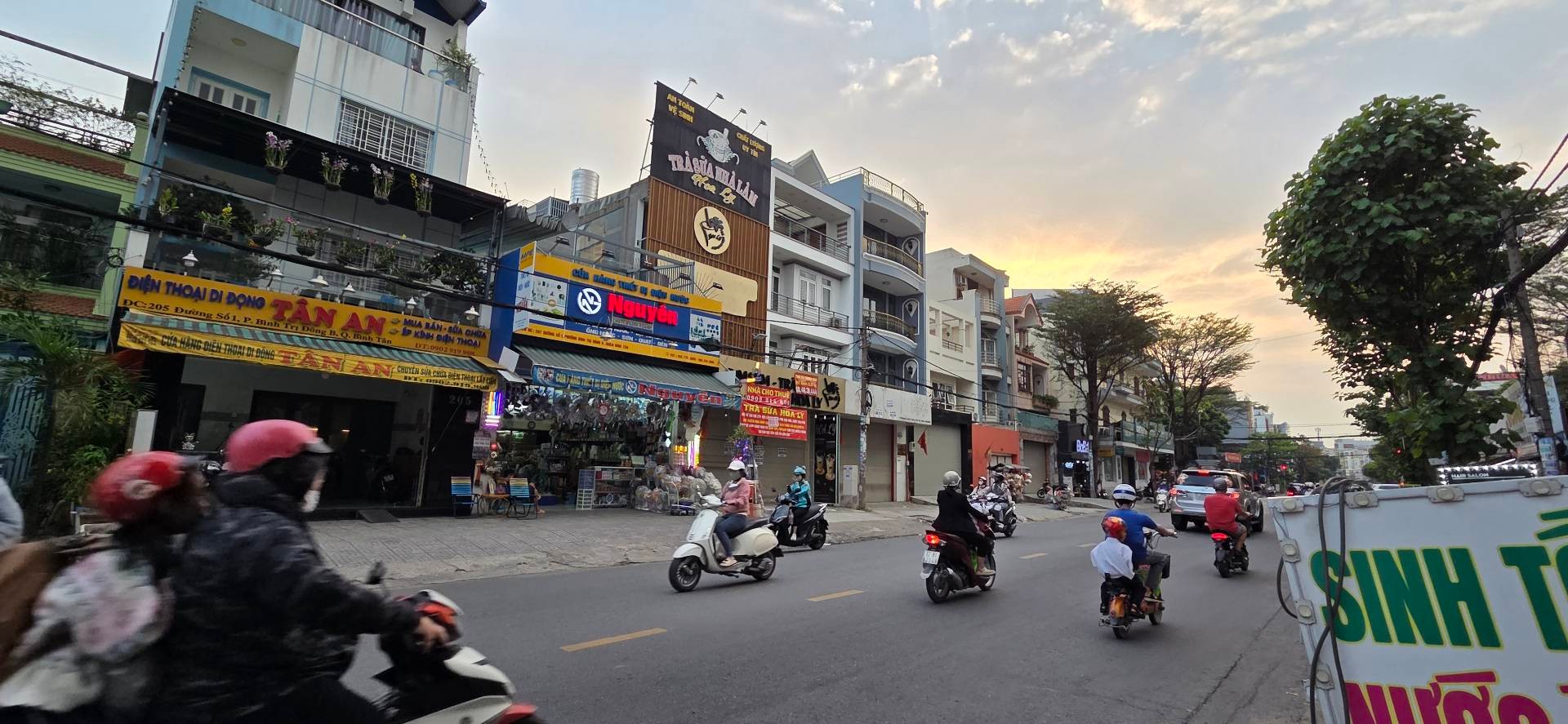 Nhà mặt phố sầm uất KDC Tên Lửa - Giá hời còn 23,5 tỷ