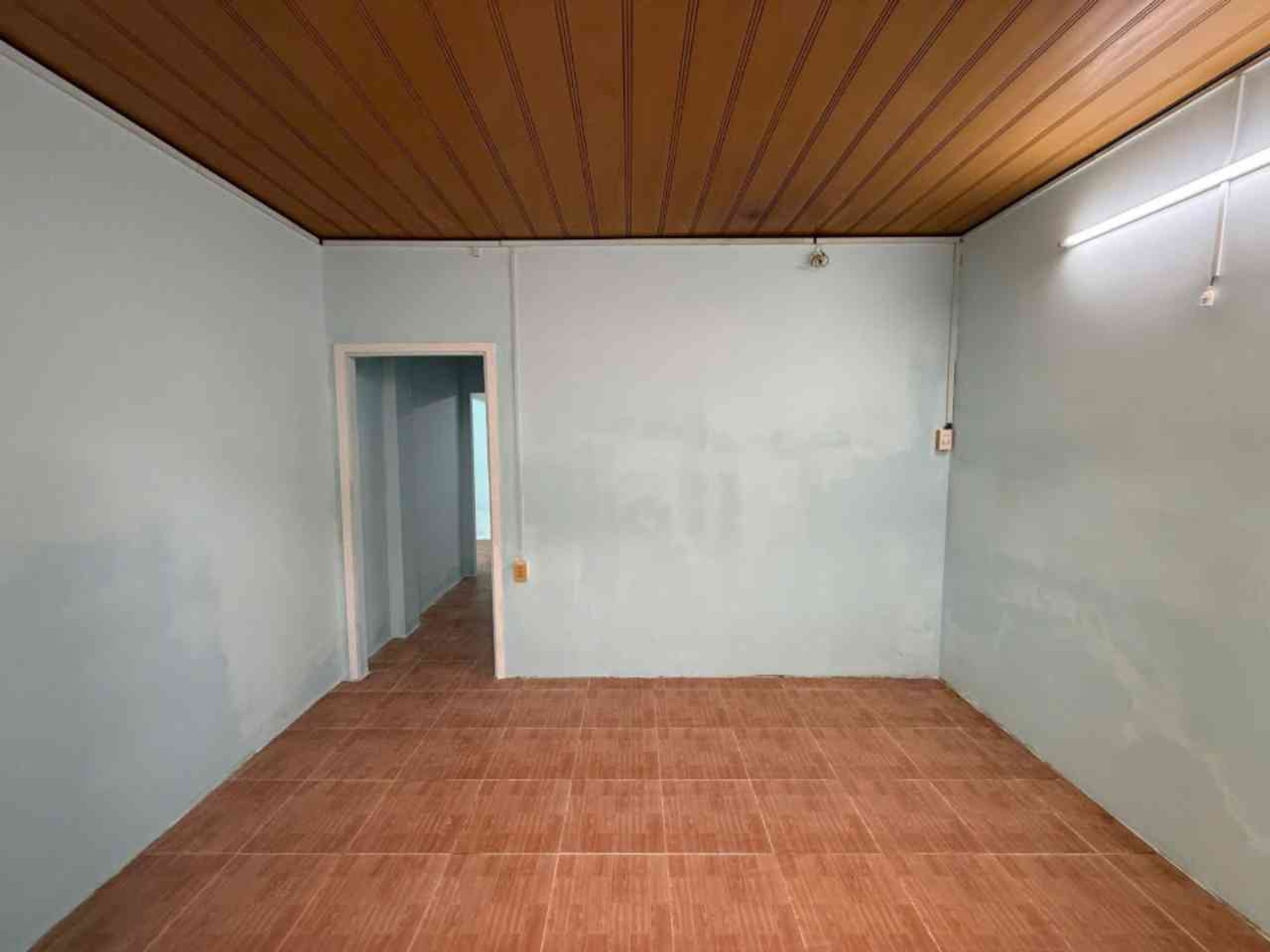 Bán nhà cấp 4 36.6m2 giá 2.4 tỷ tại Bình Tân, gần chợ đêm Bà Hom