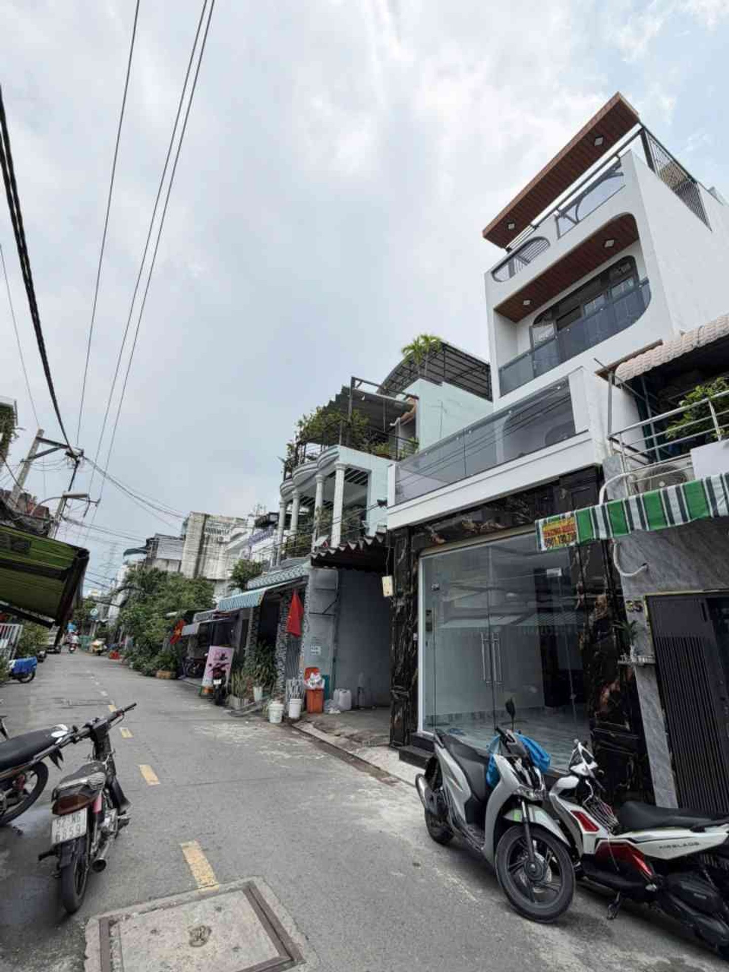 Bán nhà mặt phố Lê Công Phép, quận Tân Phú, 4 tầng, mặt tiền 4.5m kinh doanh thuận tiện
