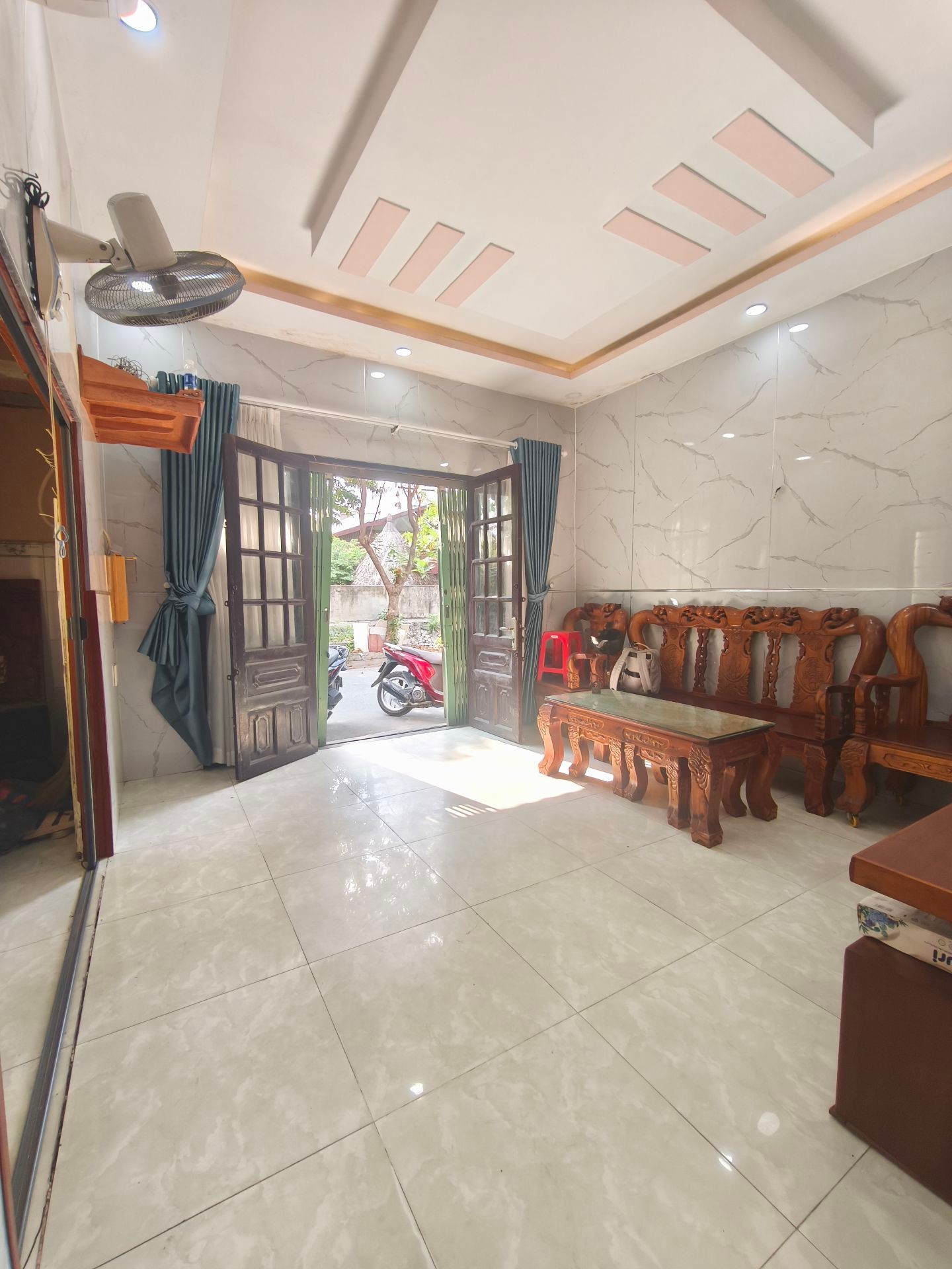 Nhà 2 tầng sẵn nội thất, mặt tiền kinh doanh sầm uất