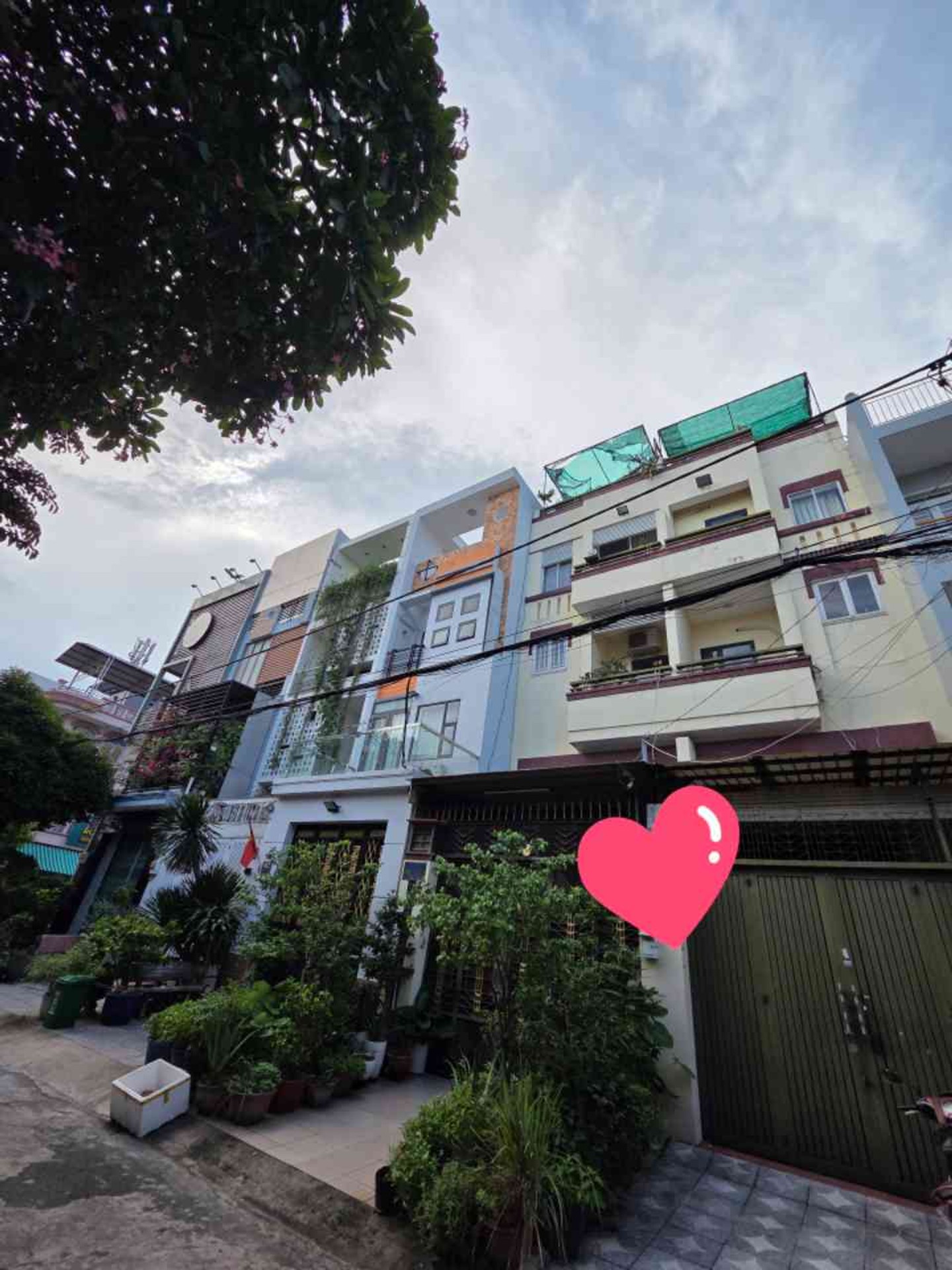 Nhà mặt phố diện tích rộng view công viên tại khu trung tâm Tên Lửa