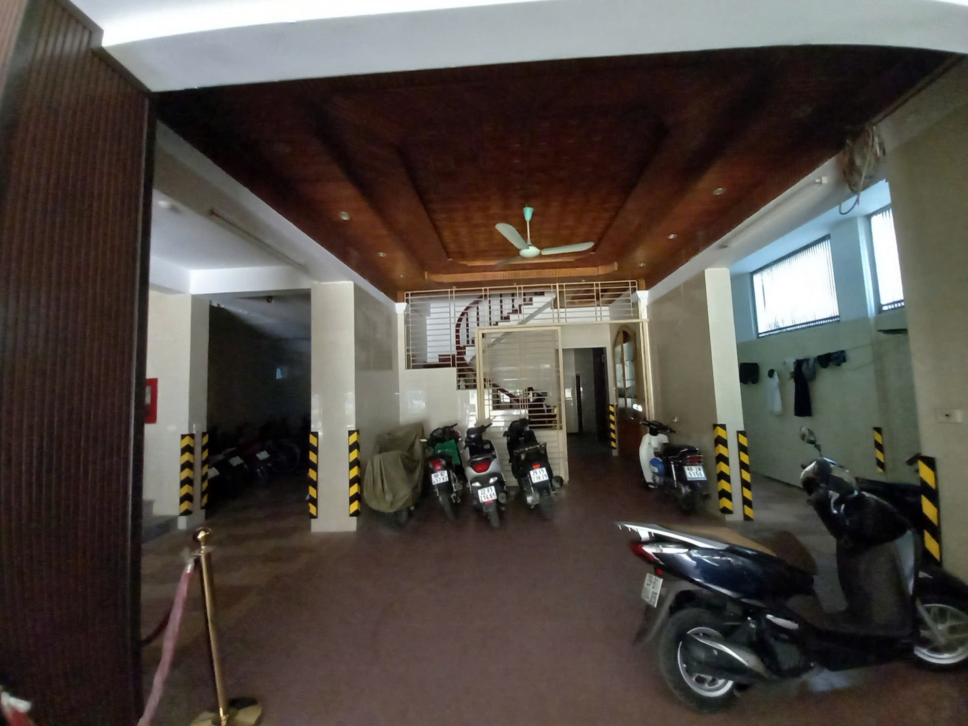 Tòa Nhà Mặt Phố Đẳng Cấp Với Mặt Tiền 8.5m Và Diện Tích Lớn Tại Trung Tâm Thành Phố