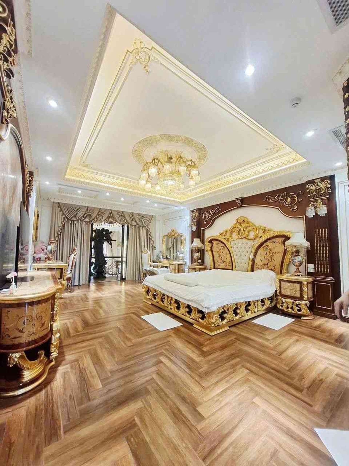Lâu đài mặt phố cổ đẳng cấp trung tâm quận Đống Đa