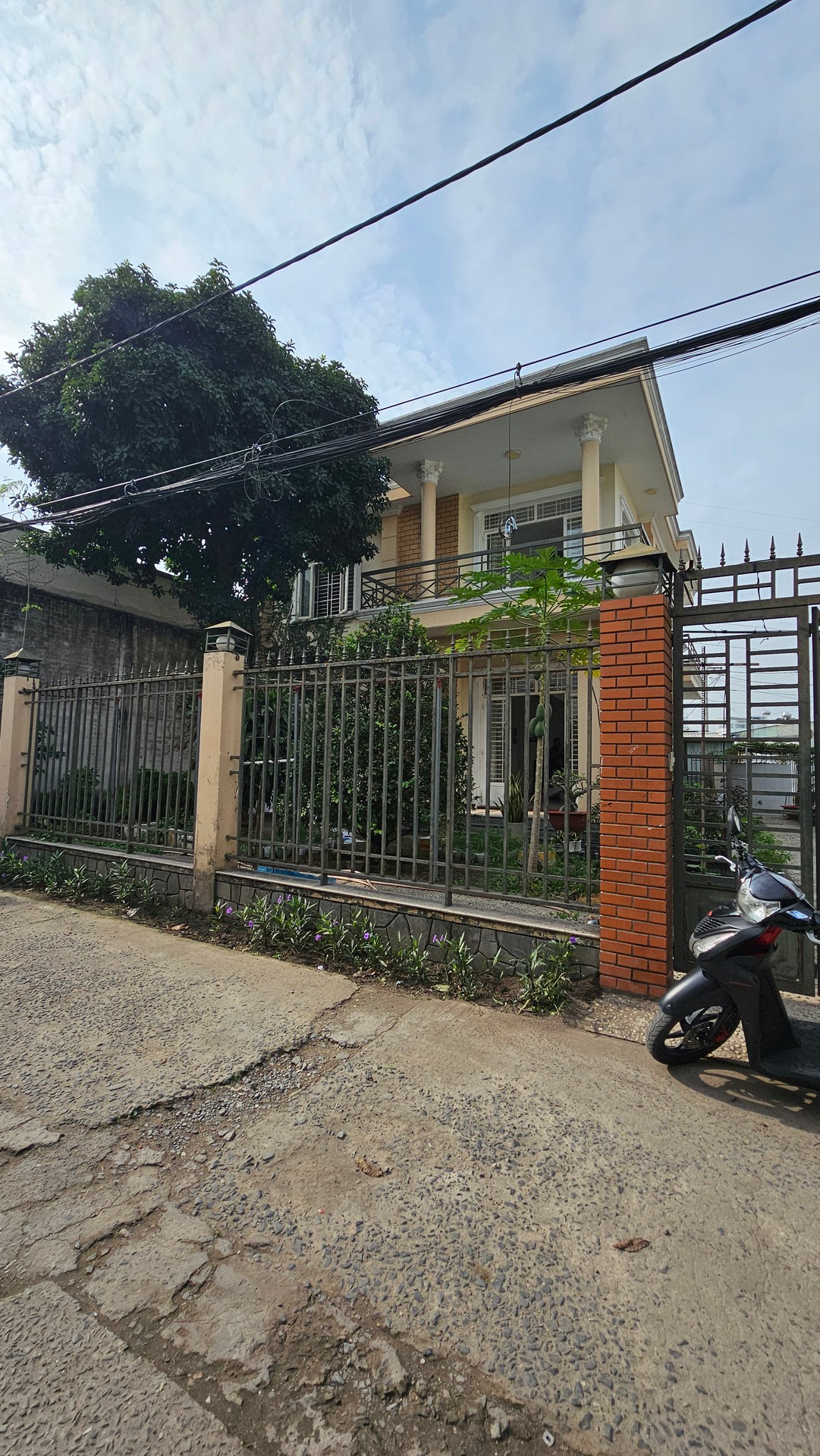 Biệt thự nhà vườn rộng rãi tại quận 12 với vị trí thuận tiện