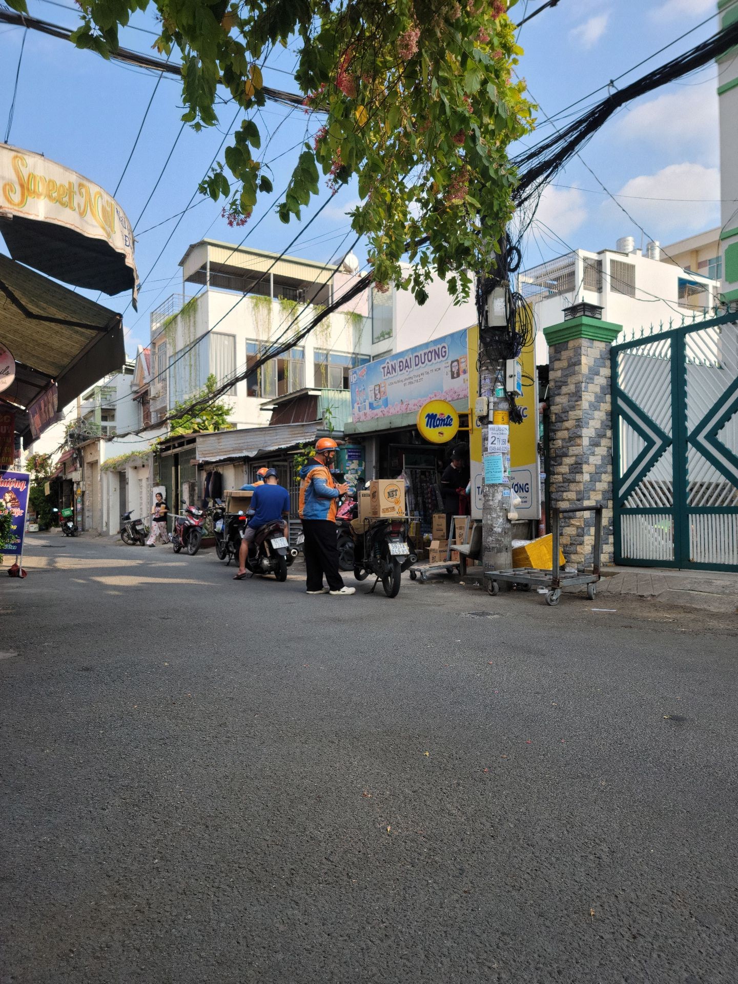 Bán nhà riêng 3 tầng Trung Mỹ Tây, Q12(Đối diện Chợ Trung Chánh ) , lô góc mặt tiền 4.5m.