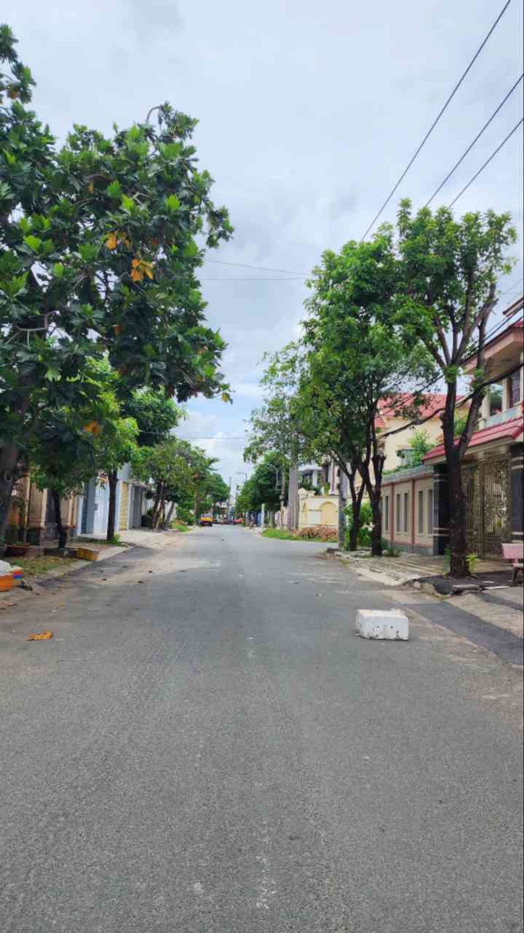 Biệt thự ba tầng mặt tiền rộng tại khu vực Thạnh Xuân, quận 12