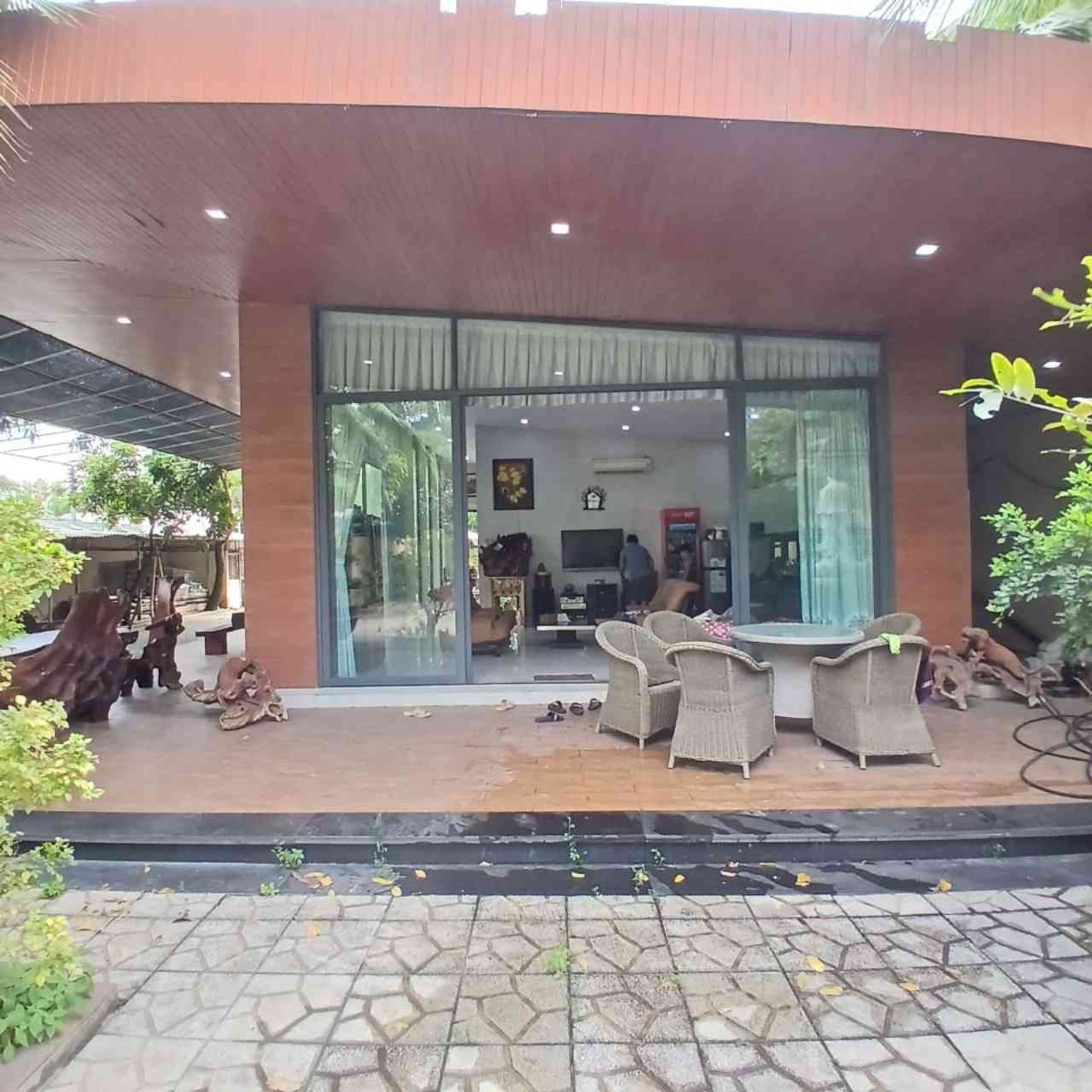 Bán nhà mặt phố 1 tầng rộng 296.7m2 tại quận trung tâm