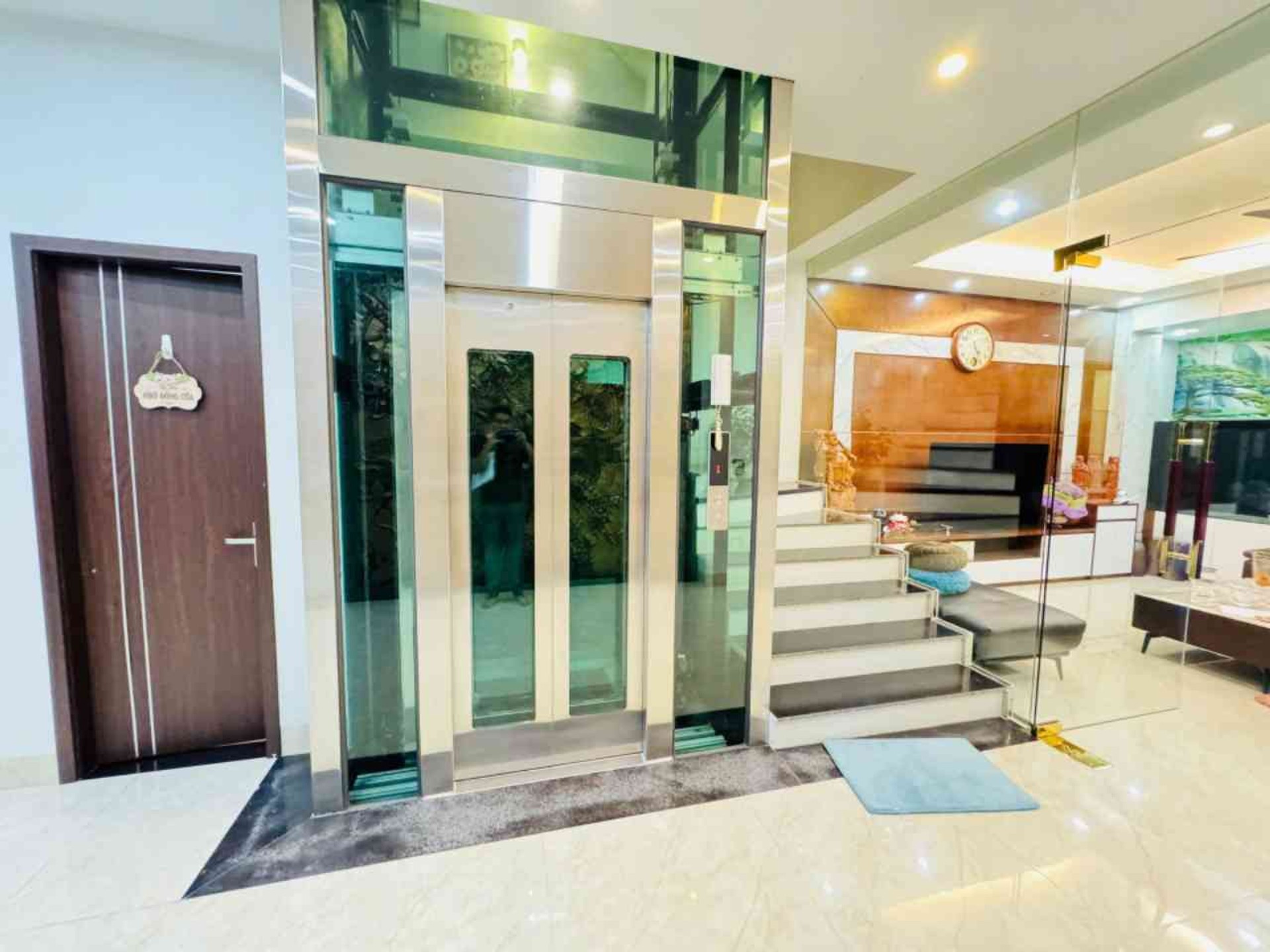 Biệt thự liền kề sang trọng, thang máy kính hiện đại