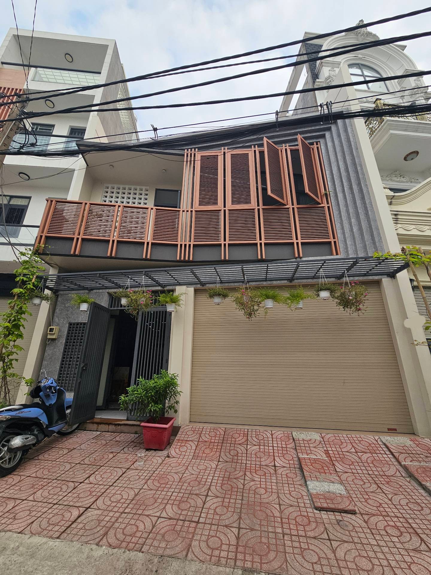 Nhà 2 tầng rộng rãi, hẻm xe hơi Bình Tân giá tốt