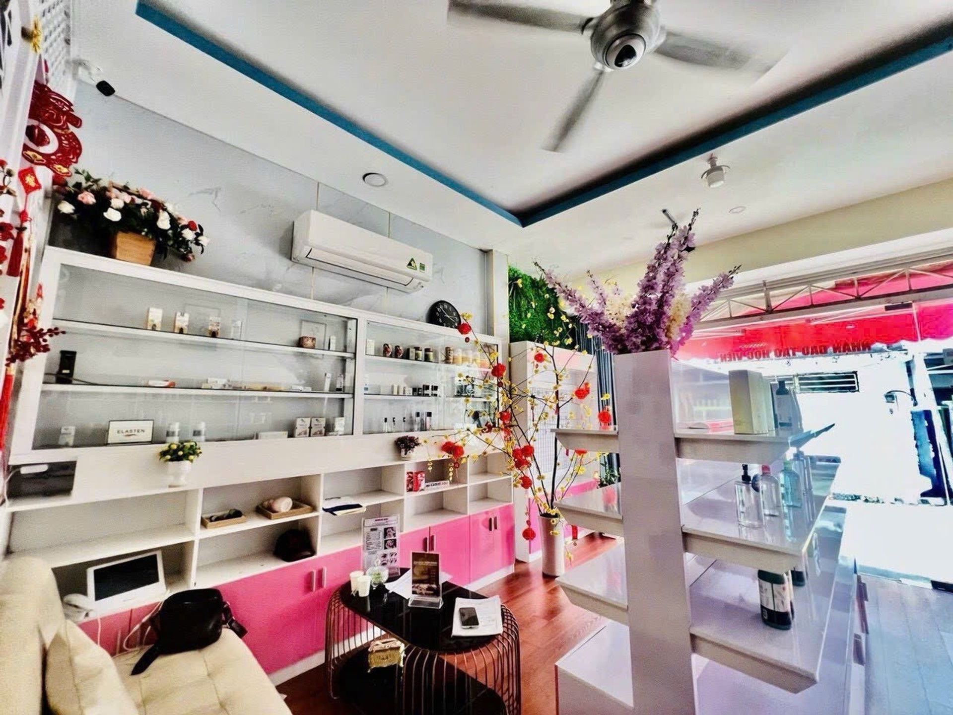 Bán nhà mặt phố tại phường gần Phạm Văn Đồng, mặt tiền kinh doanh, đang cho thuê spa