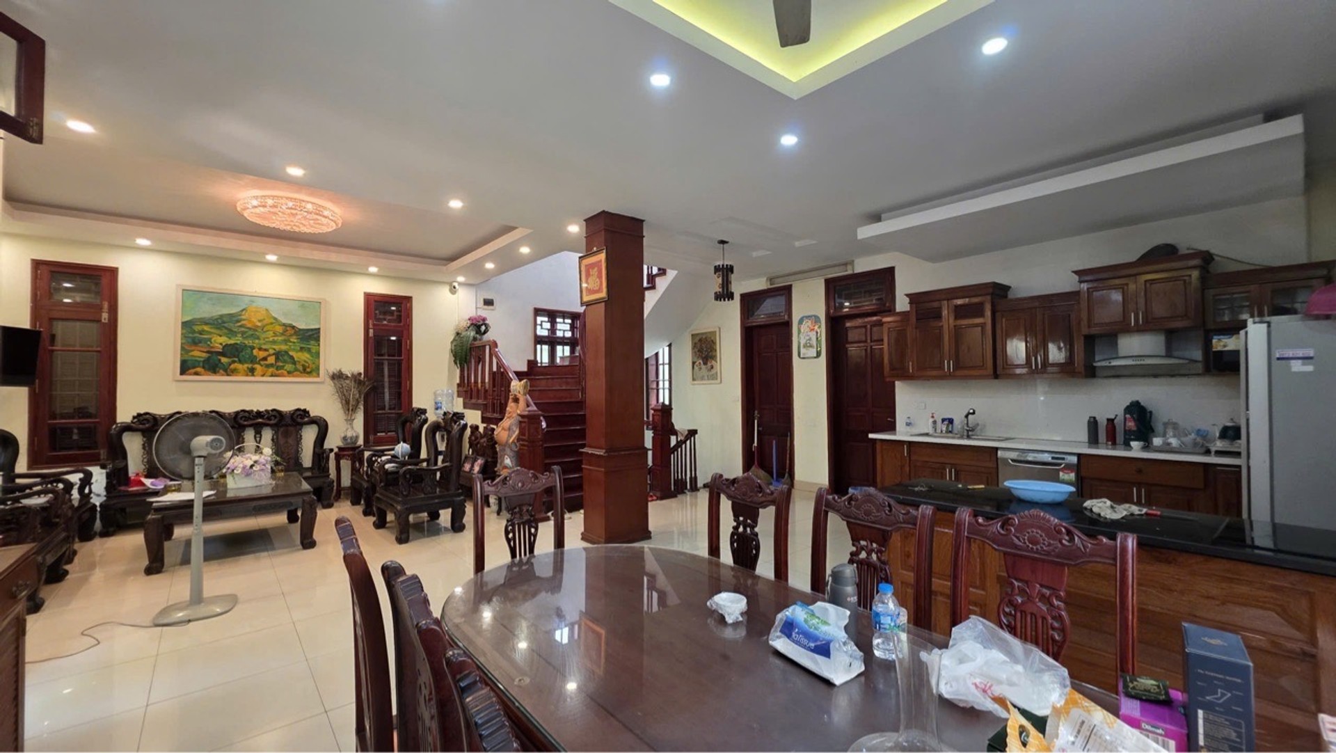 Biệt thự sang trọng tại Khu đô thị Dịch Vọng với tầm nhìn công viên và tầng hầm rộng rãi