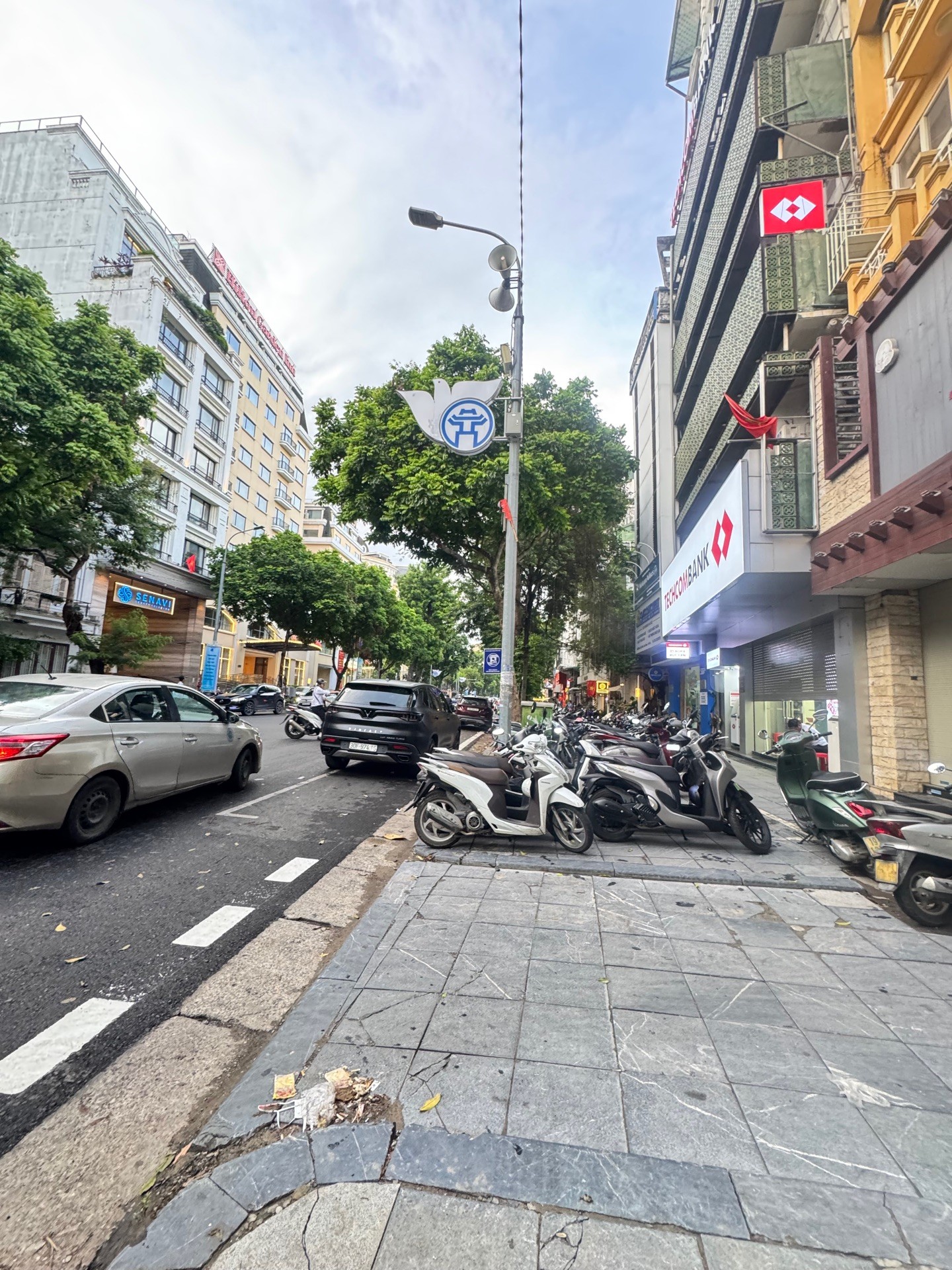 Biệt thự mặt phố lô góc Hoàn Kiếm với tầm nhìn Hilton Garden và thang máy hiện đại