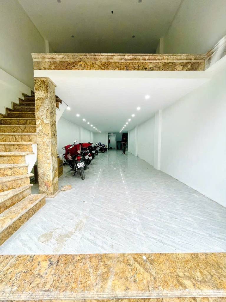 Bán tòa nhà văn phòng 9 tầng 107m2 quận Đống Đa giá 62.8 tỷ