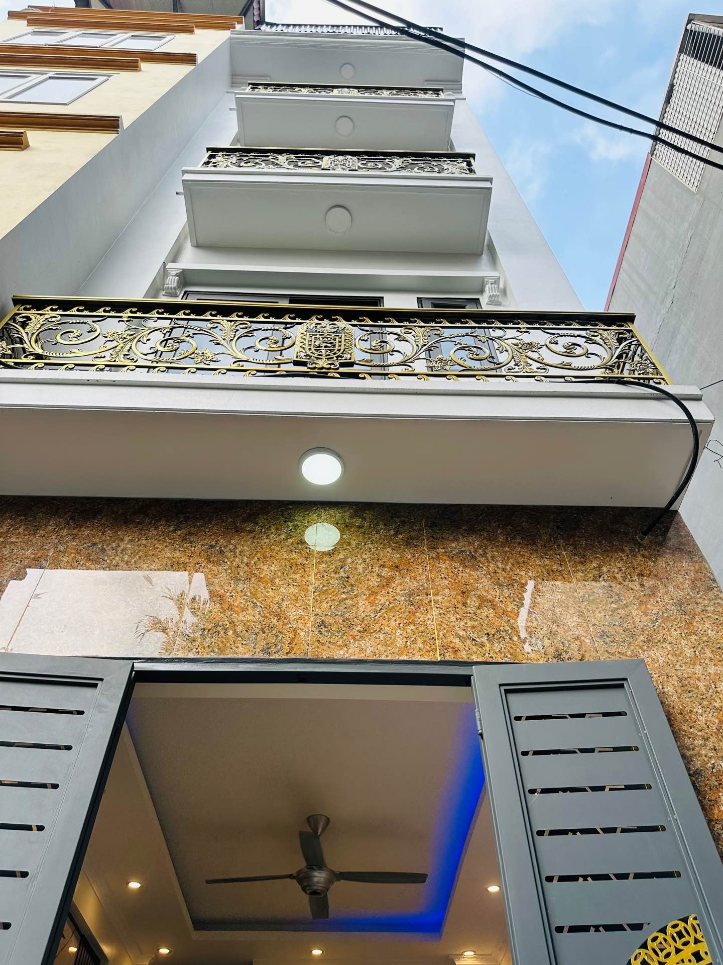 Nhà phân lô ô tô đỗ cửa gần phố sầm uất