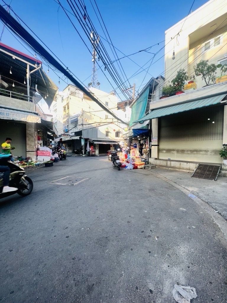 Nhà mặt phố diện tích rộng, thiết kế tinh tế tại quận Bình Tân