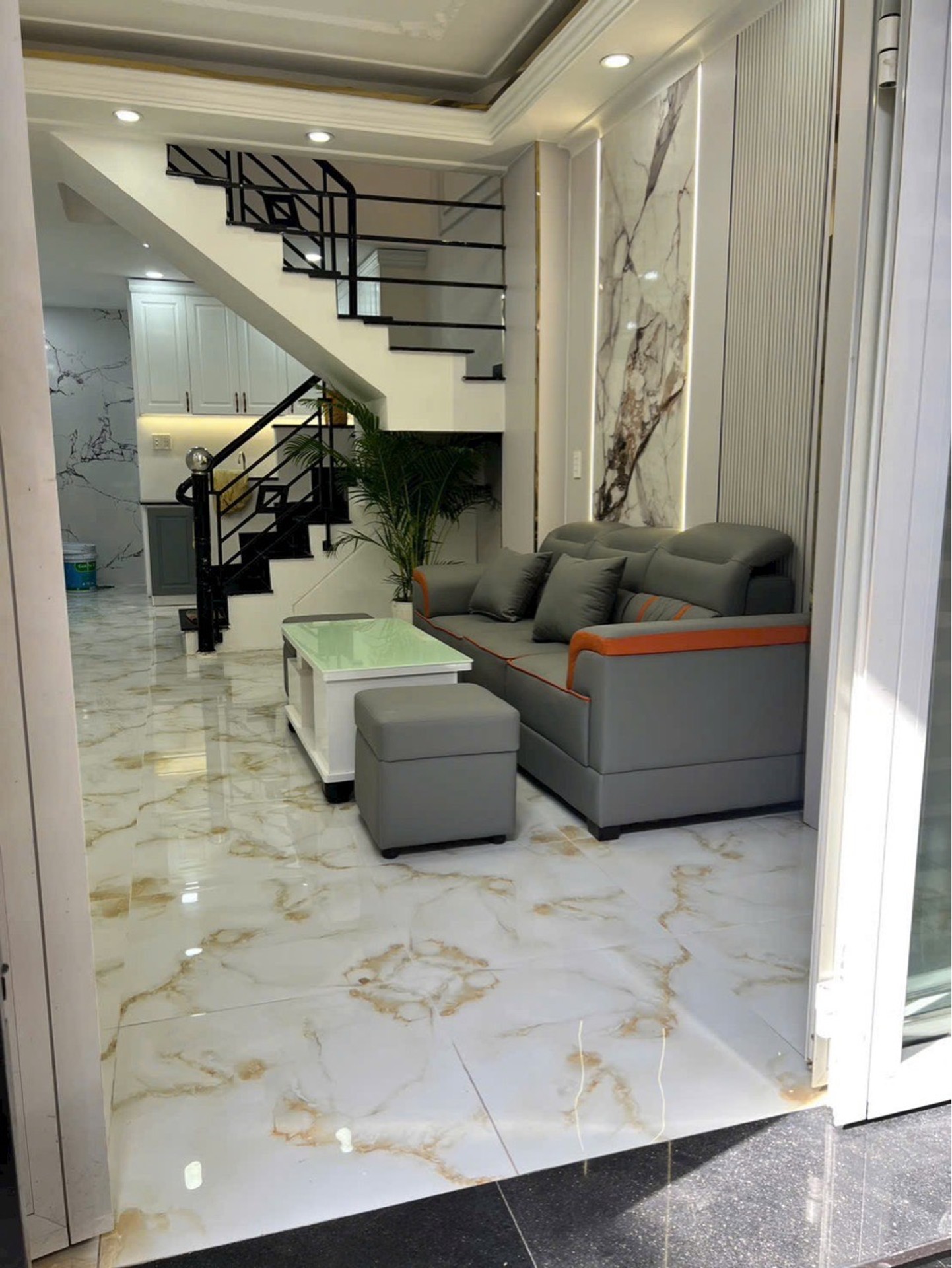 Nhà 3 tầng 4 phòng ngủ gần chợ Bùi Văn Ba, giá 4.86 tỷ