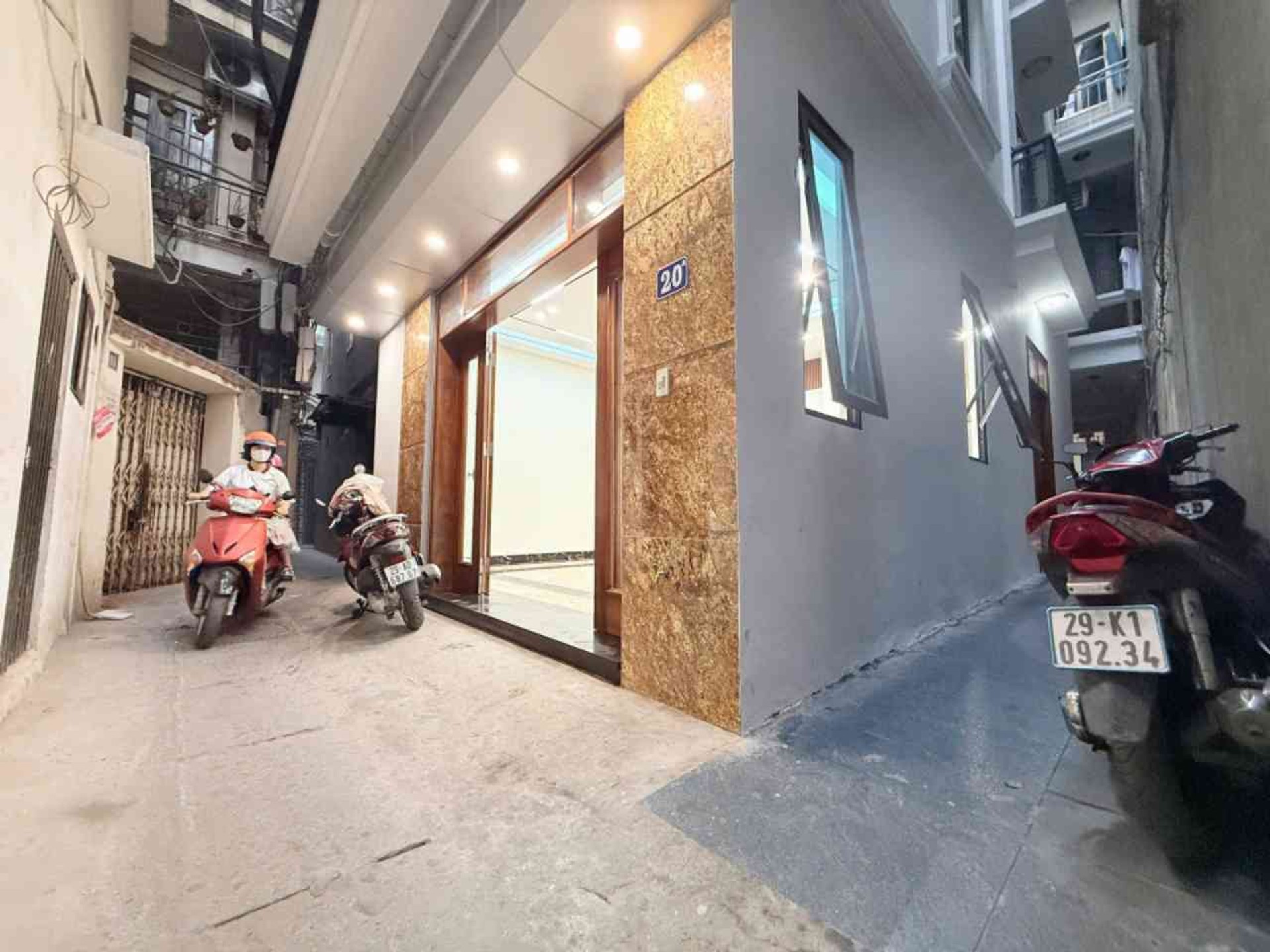 Chủ ngộp Bank cần bán gấp Nhà Lò Đúc - 40M - Lô Góc - Thang Máy - Mới Kính Koong -