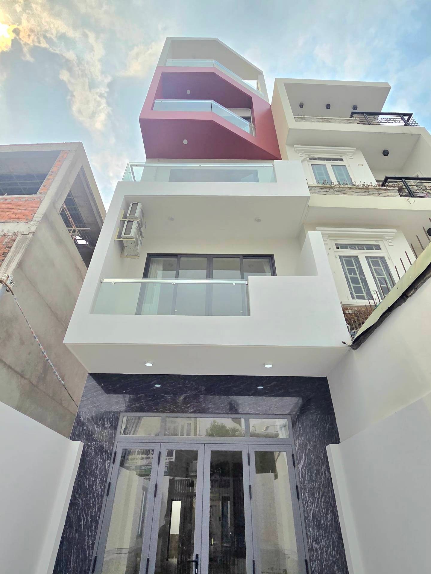 Bán nhà mặt phố 5 tầng tại phường kinh doanh tốt, có thang máy, pháp lý chuẩn