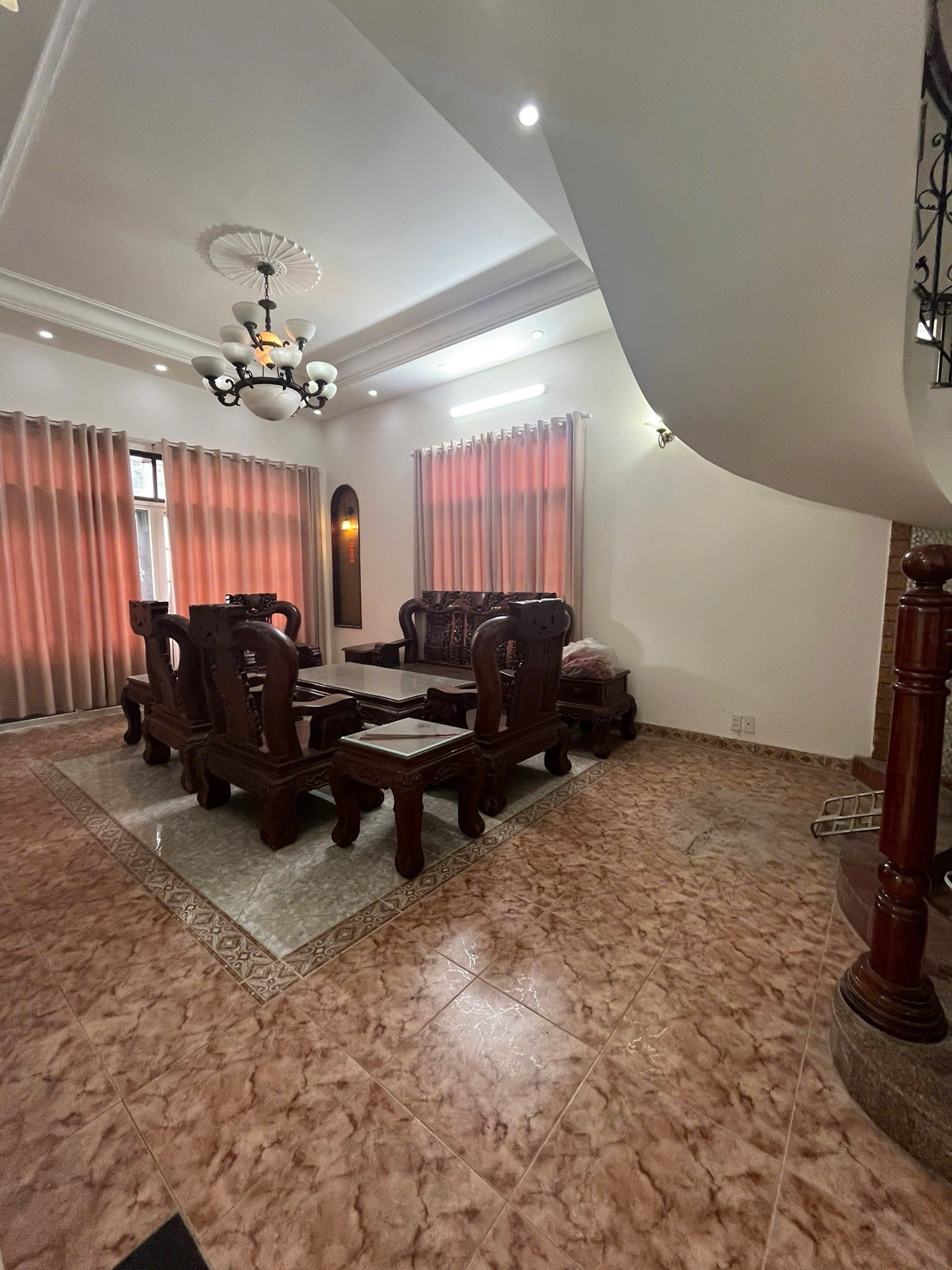 Biệt thự Tên Lửa 3 tầng, giá mềm chỉ 20 tỷ