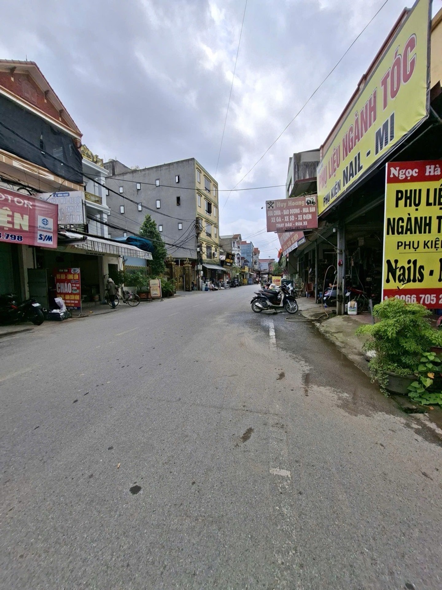 Nhà 2 tầng kinh doanh sầm uất, ngõ ô tô tránh ở quận trung tâm