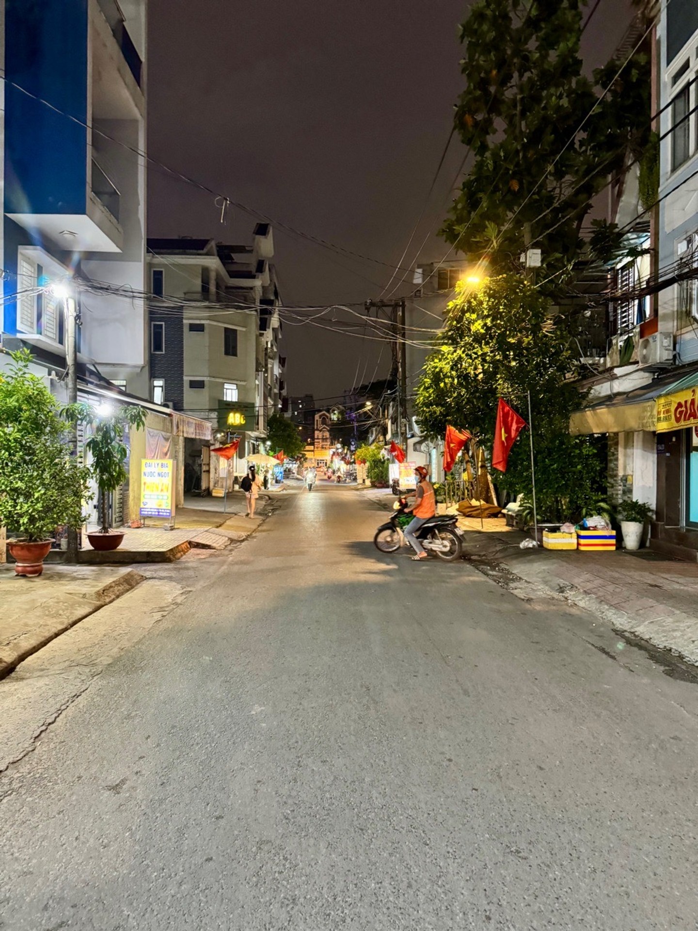Cơ hội hiếm có! Nhà mới 3 tầng hẻm rộng kinh doanh đỉnh tại quận Tân Bình