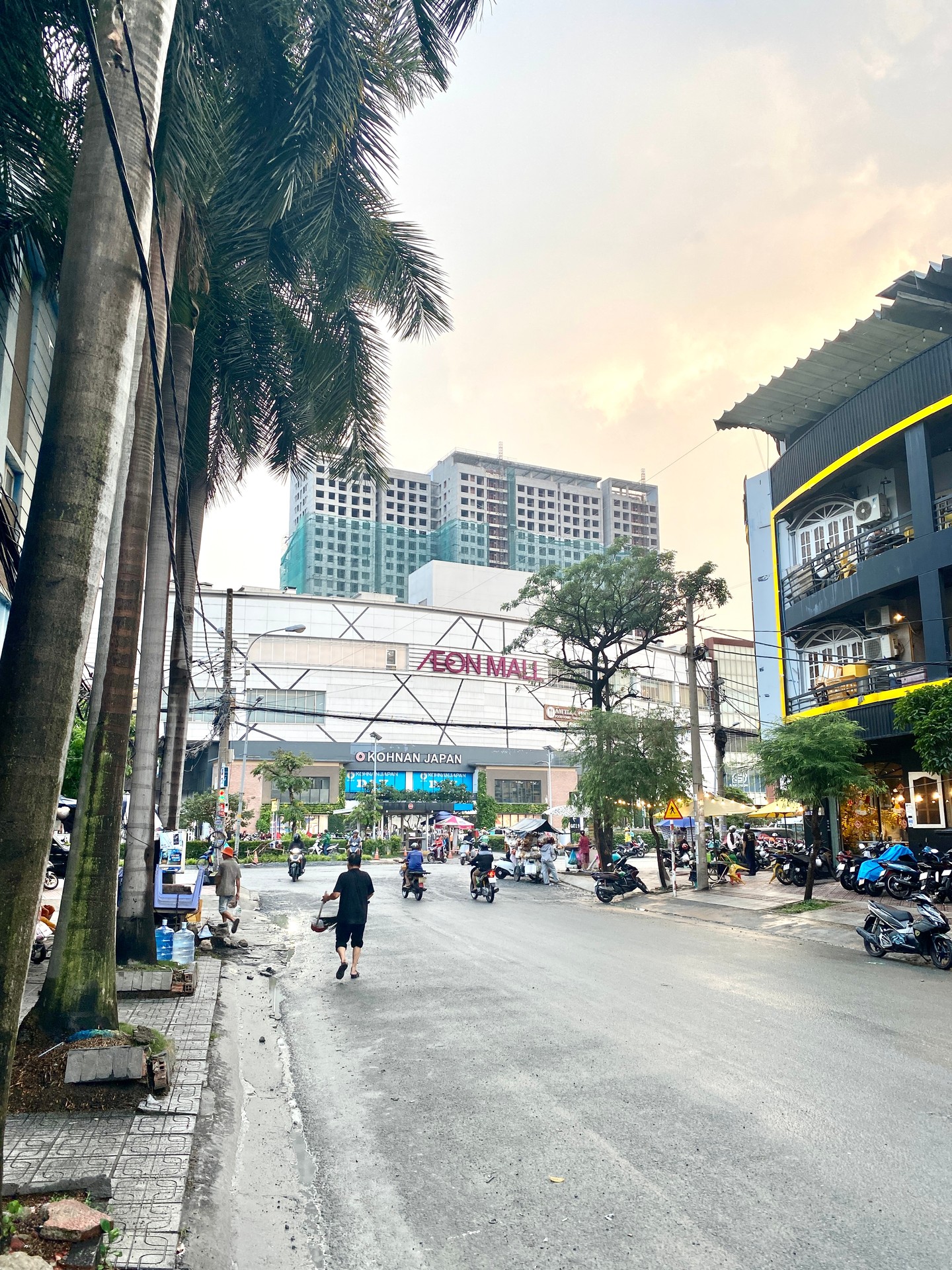 Nhà mặt phố rộng rãi, sát Aeon Tên Lửa, dòng tiền ổn định