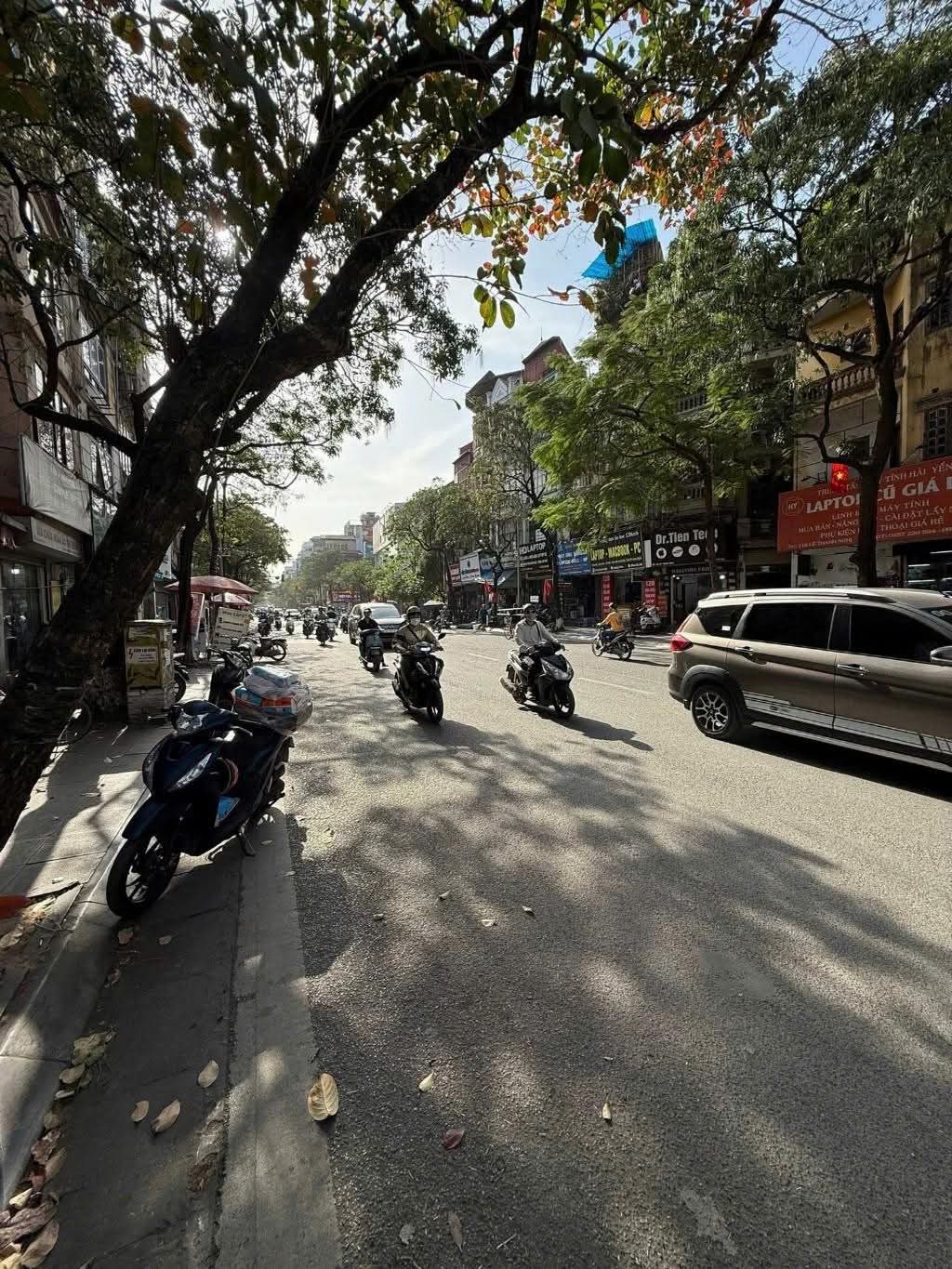 Bán nhà mặt phố lô góc tại phường Bách Khoa, Hà Nội - Vỉa hè rộng, vị trí đắc địa, 122m2