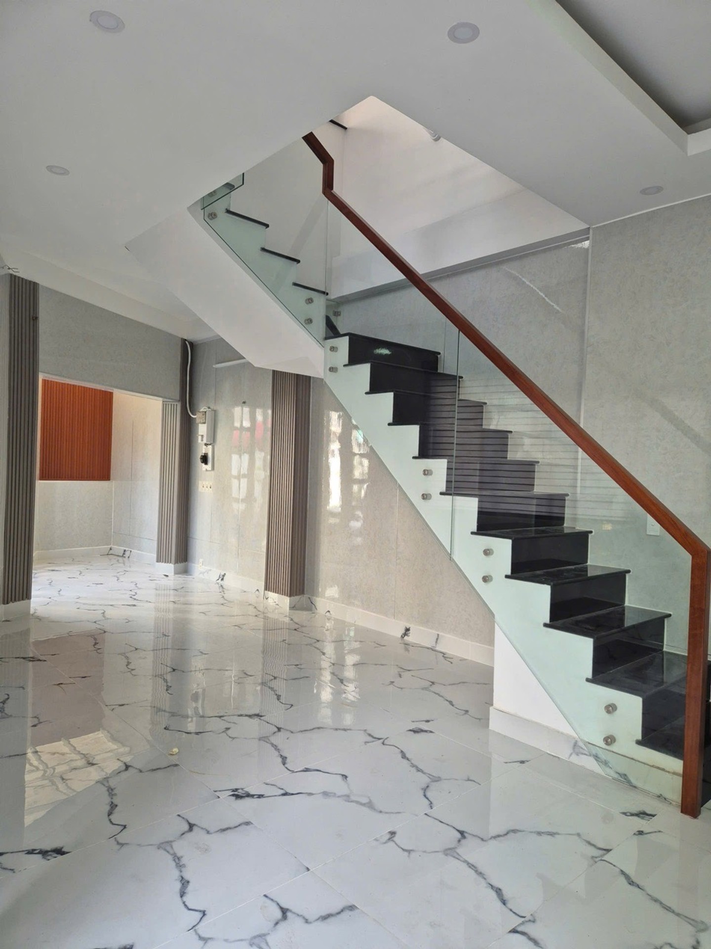Bán nhà 4 tầng mới, góc 2 mặt tiền hẻm xe hơi Quận 6 cũ