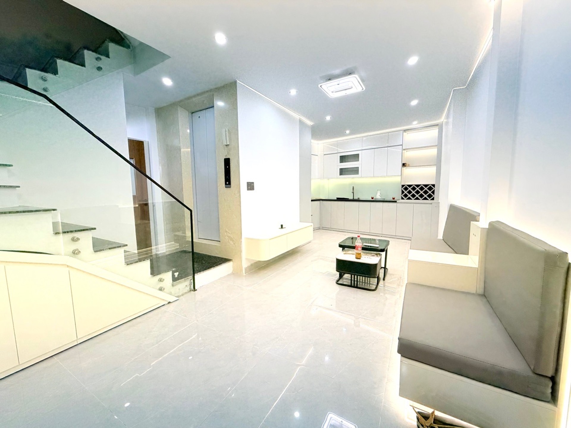Nhà Hoàng Văn Thái 5 tầng hiện đại có thang máy, ô tô đỗ cổng