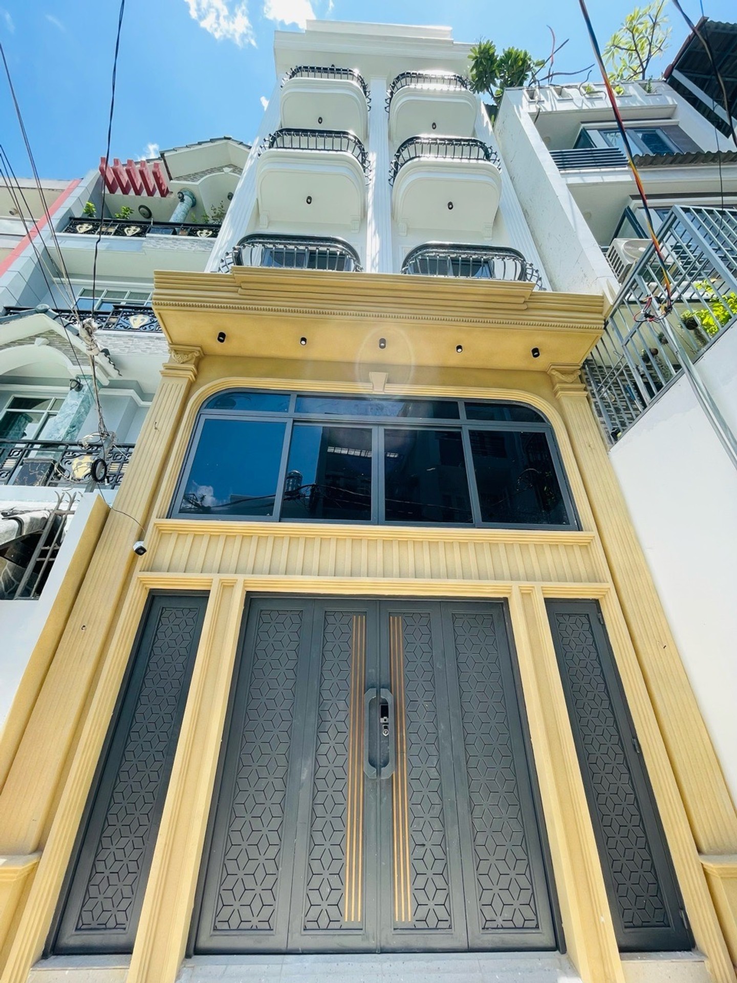 Tòa nhà 15 CHDV 6 tầng thang máy tại trung tâm khu vực phát triển năng động