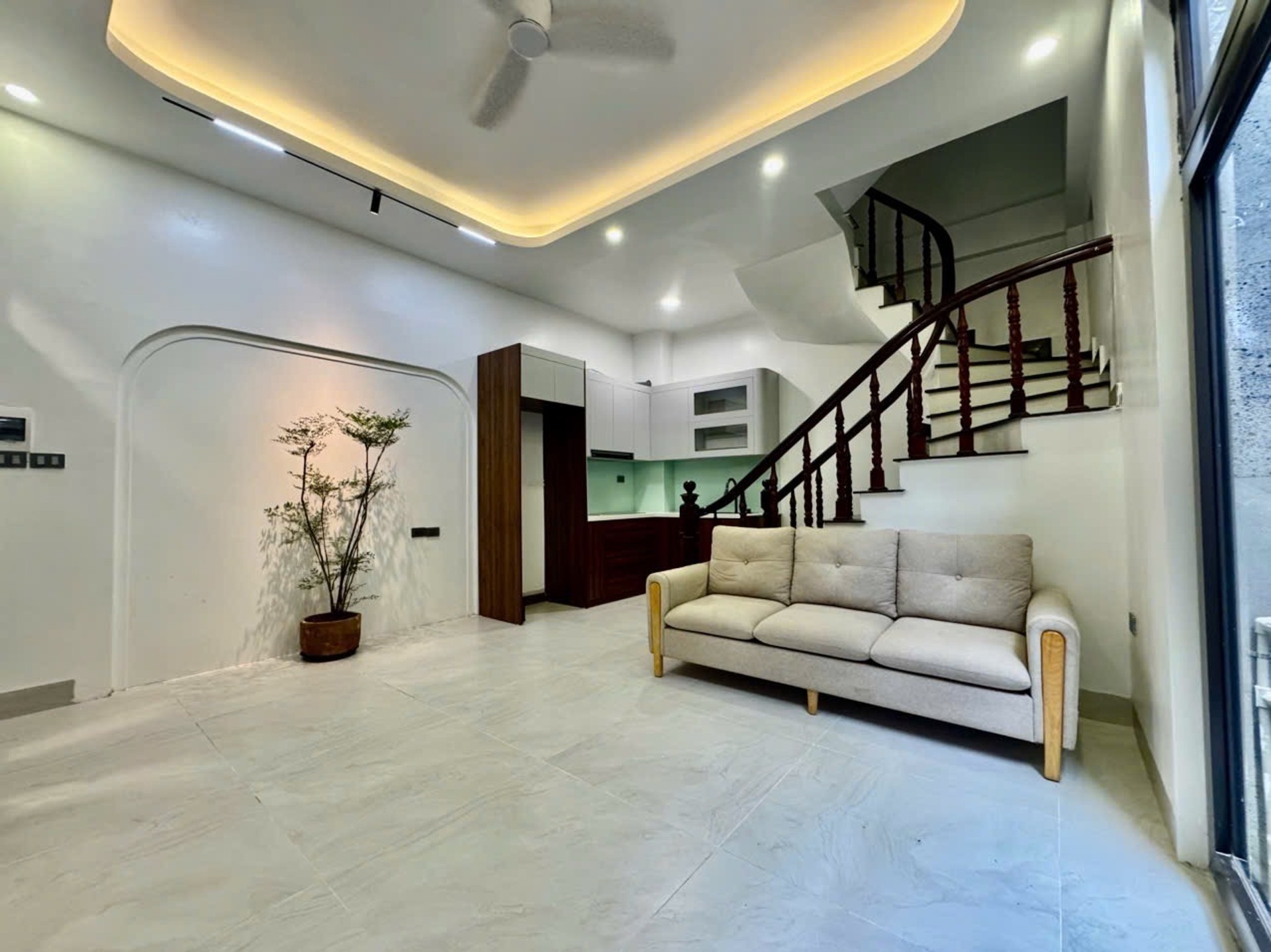 Nhà Lô Góc 5 Tầng Gần Phố Hoàng Mai - Ô Tô Đỗ Cửa, Đáng Sở Hữu Ngay