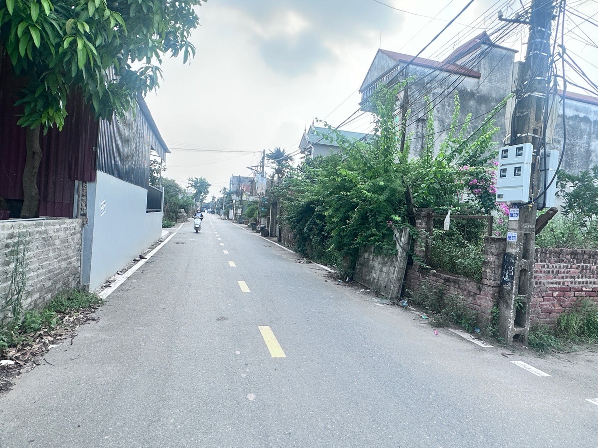 Bán Nhà Dòng tiền 102m2 mặt tiền 5m ngõ ô tô tránh thông , kinh doanh, sát sân vân động VPF